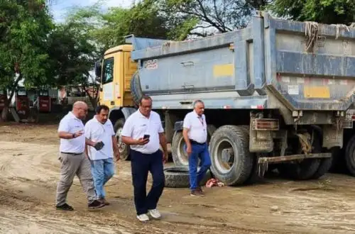 iceministro de Construcción y Saneamiento, Milko Ortega Polar, coordinó con funcionarios de Otass, el Gobierno Regional de Piura y alcaldes, la movilización de maquinaria pesada para atender las emergencias por las lluvias intensas. Foto: Cortesía.