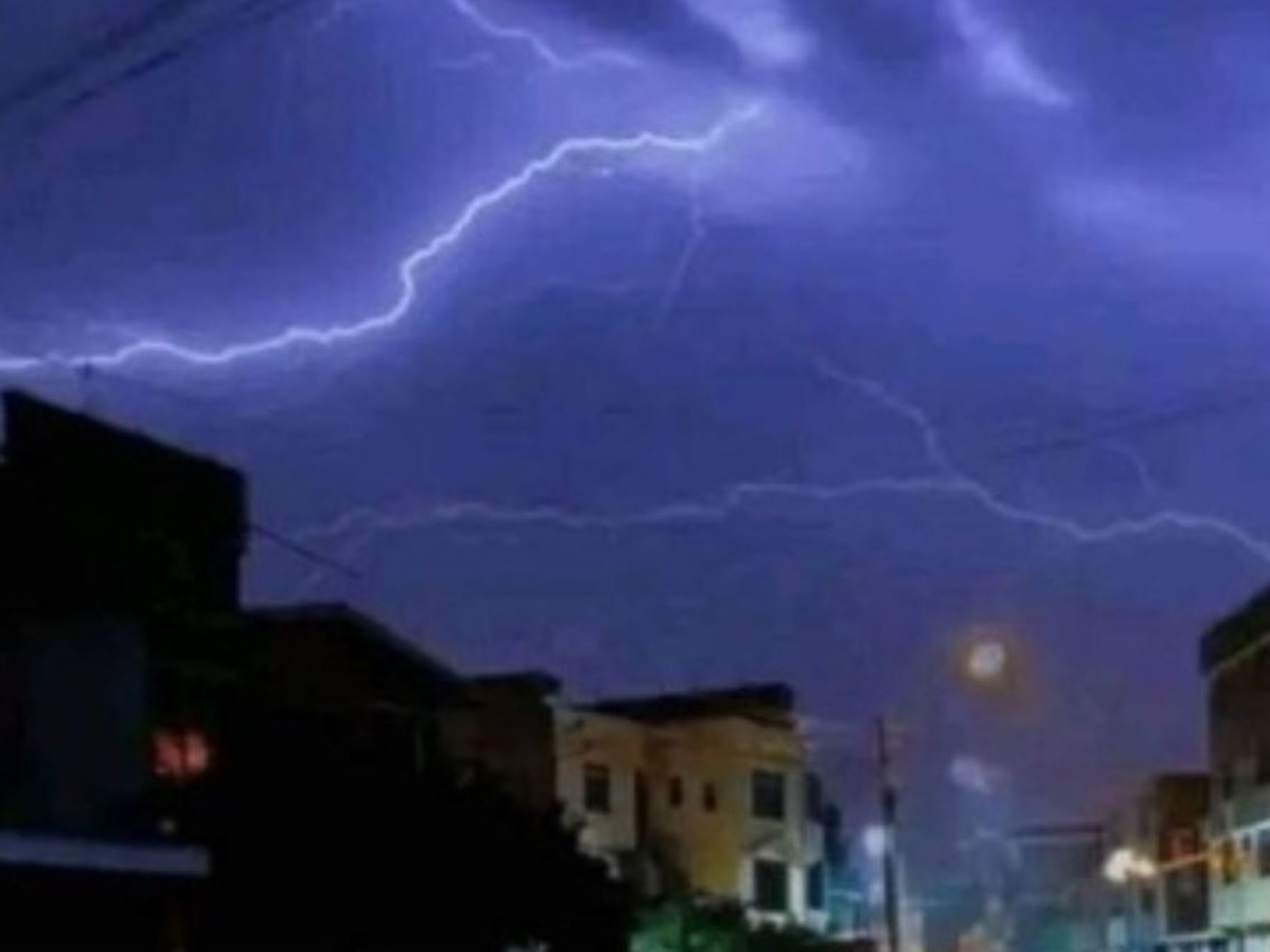 La ciudad de Chiclayo soportó anoche una lluvia intensa, acompañda de una tormenta eléctrica, que causó alarma en la población.