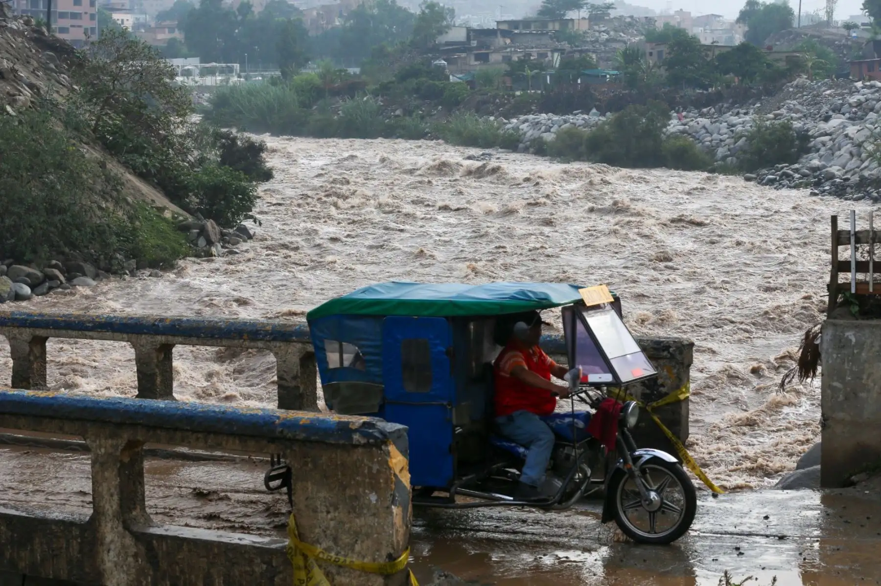 El río Rímac, que cruza por diferentes distritos de Lima Metropolitana y Callao, incrementó su caudal y se acercan a los umbrales de alerta que ponen en riesgo a las familias que viven cerca. Puente Caracol en La Cantuta. Foto: ANDINA/ Tatiana Gamarra