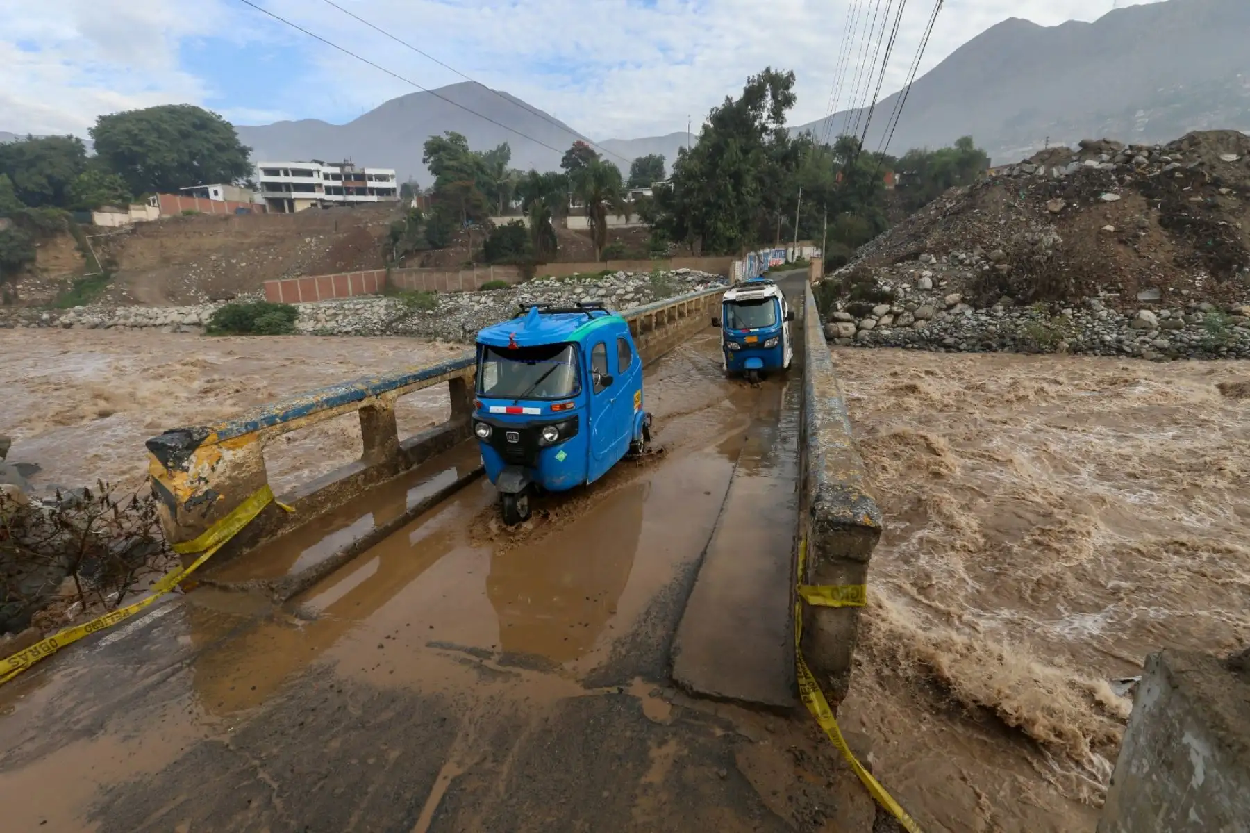 El río Rímac, que cruza por diferentes distritos de Lima Metropolitana y Callao, incrementó su caudal y se acercan a los umbrales de alerta que ponen en riesgo a las familias que viven cerca. Puente Caracol en La Cantuta. Foto: ANDINA/ Tatiana Gamarra