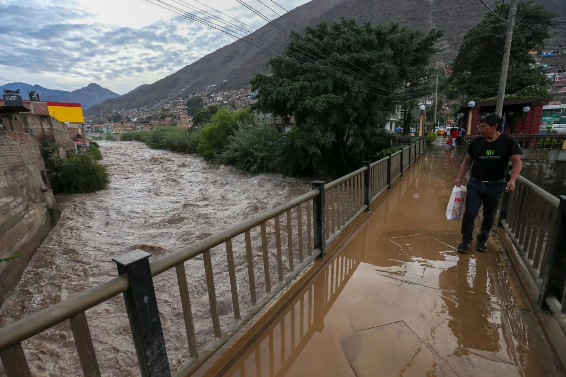 El río Rímac, que cruza por diferentes distritos de Lima Metropolitana y Callao, incrementó su caudal y se acercan a los umbrales de alerta que ponen en riesgo a las familias que viven cerca. Puente Papelera en Chosica. Foto: ANDINA/ Tatiana Gamarra