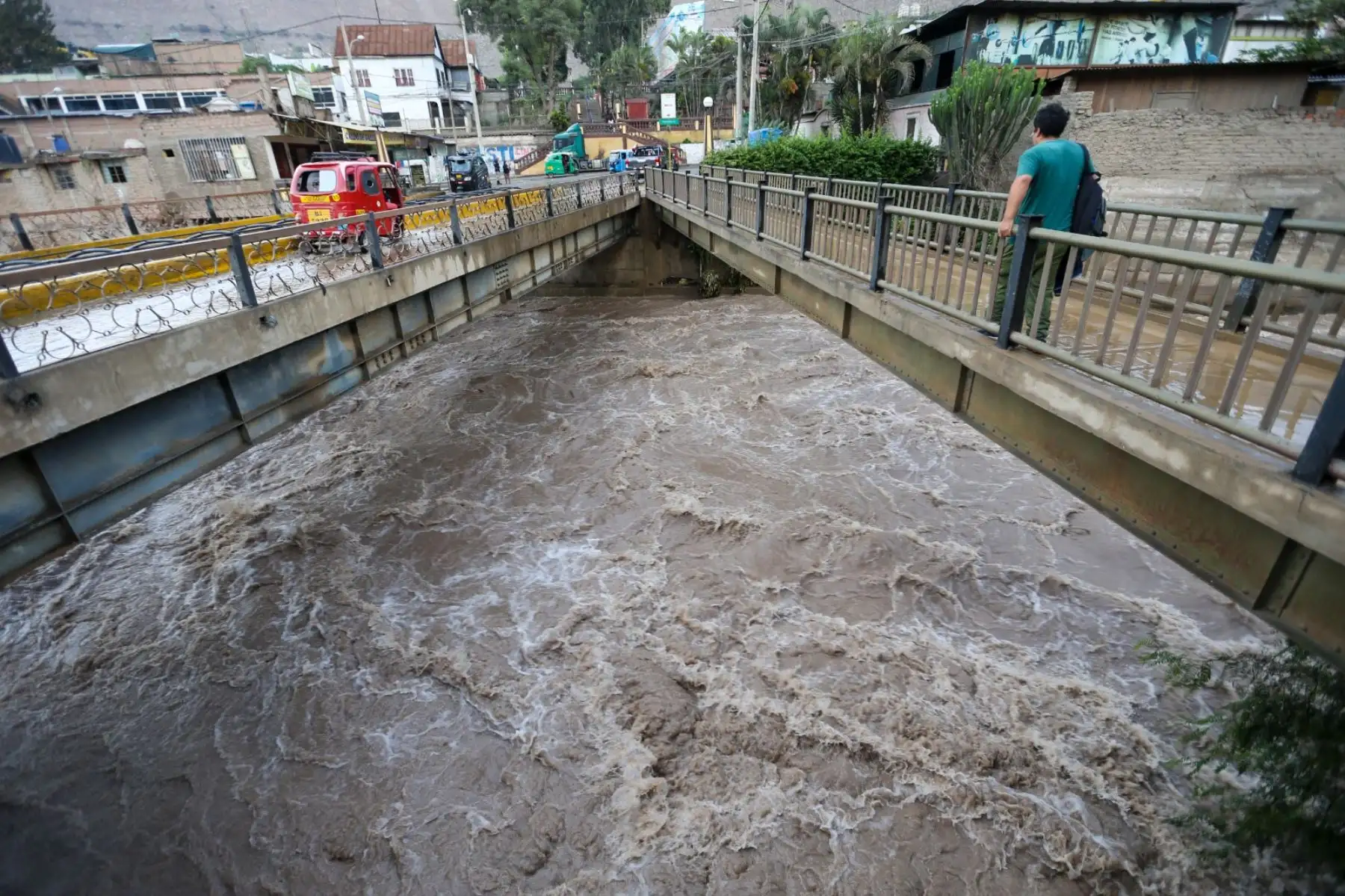 El río Rímac, que cruza por diferentes distritos de Lima Metropolitana y Callao, incrementó su caudal y se acercan a los umbrales de alerta que ponen en riesgo a las familias que viven cerca. Puente Papelera en Chosica. Foto: ANDINA/ Tatiana Gamarra