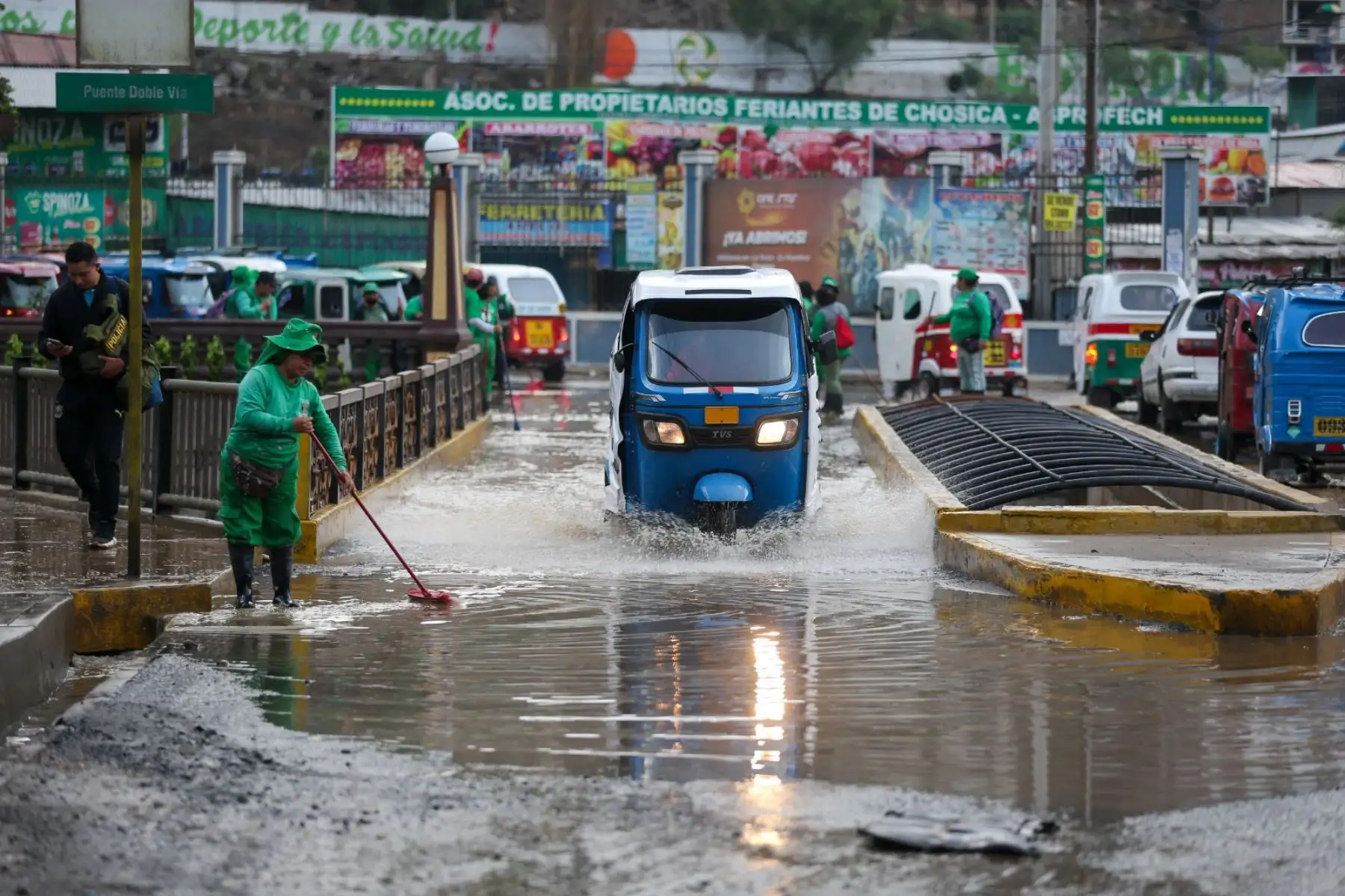 El río Rímac, que cruza por diferentes distritos de Lima Metropolitana y Callao, incrementó su caudal y se acercan a los umbrales de alerta que ponen en riesgo a las familias que viven cerca. Trabajos  de limpieza en las calles de Chosica. Foto: ANDINA/ Tatiana Gamarra
