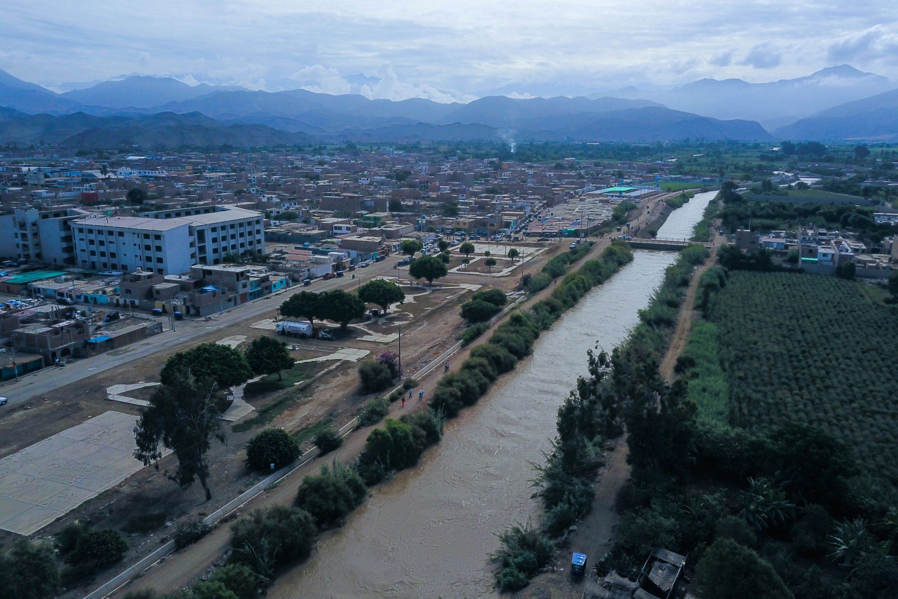 La ciudad de Huarmey, en Áncash, está en alerta debido al incremento del caudal del río del mismo nombre que ya alcanzó su máximo nivel y se teme un posible desborde. Foto: ANDINA/Daniel Bracamonte.