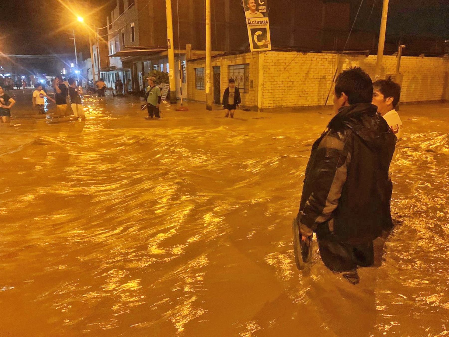Un nuevo desborde del río Sechín inunda calles de la ciudad de Casma, en Áncash. ANDINA/Difusión