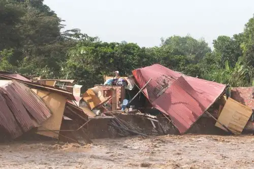 Precarias viviendas ubicadas en el límite de Comas con Puente Piedra, al norte de Lima, colapsaron esta mañana a raíz de la crecida del río Chillón, que amenaza con desbordarse en algunos puntos de su cauce. Foto: ANDINA/ Héctor Vinces