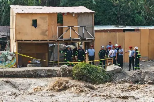 Uno de los más afectados fueron las familias del asentamiento humano Esperanza, en Comas, donde los vecinos han pedido ayuda a las autoridades. El agua arrasó parte de sus viviendas y las pertenencias que habían colocado en la parte trasera. Foto: ANDINA/Héctor Vinces