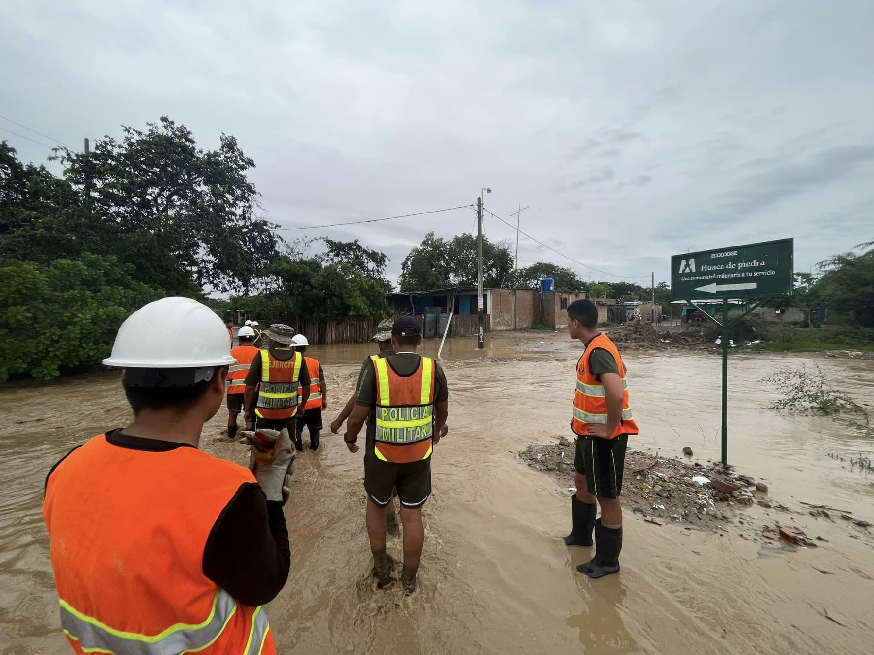 El desborde del río La Leche, en Lambayeque, deja al menos 1,200 personas damnificadas en el distrito de Íllimo, que además reporta cuantiosos daños materiales.