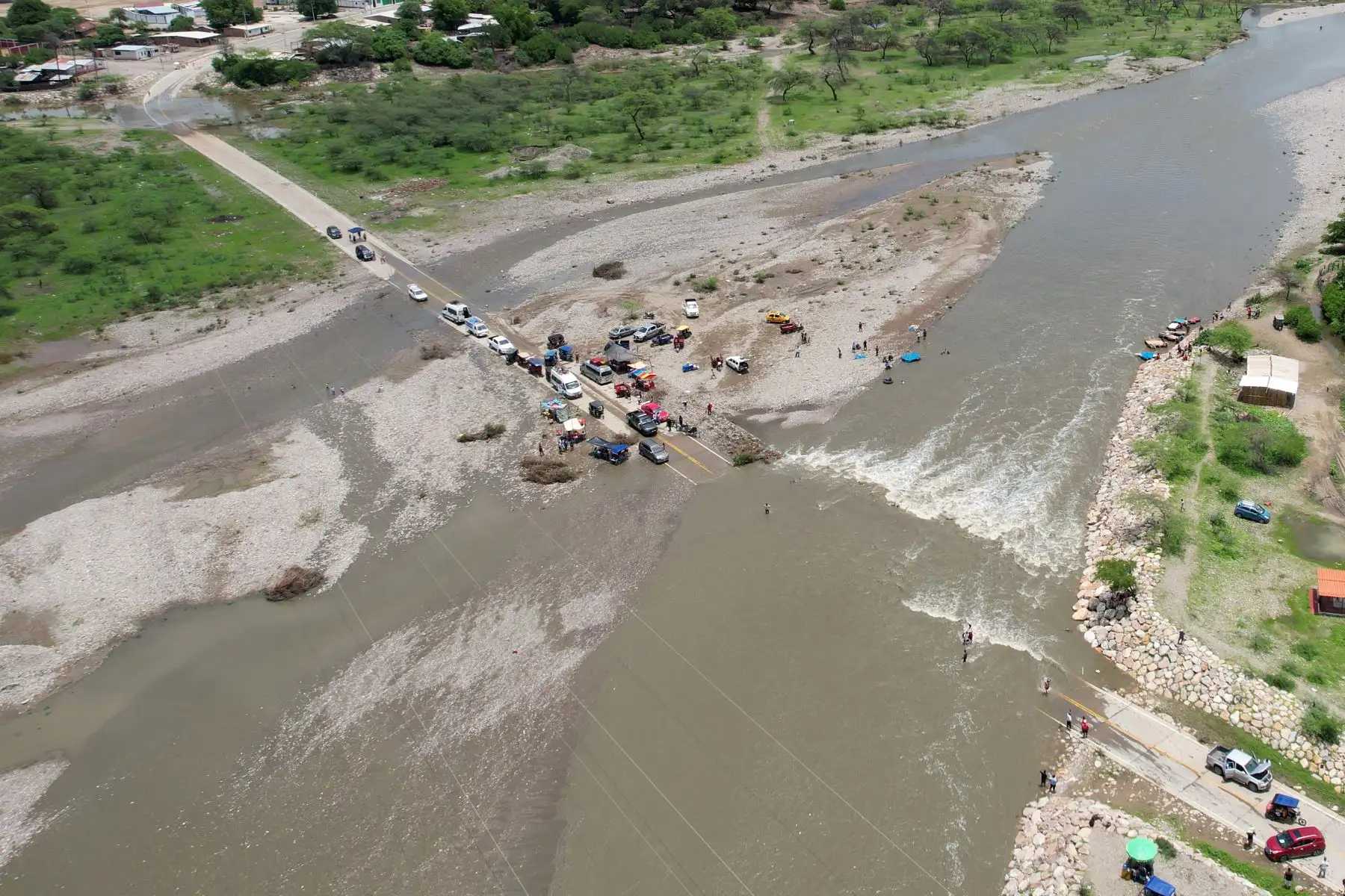 La activación de la Quebrada Río Seco por las lluvias en el distrito de Buenos Aires, provincia de Morropón en la sierra de Piura, ocasiona dificultad a los pobladores que quieren cruzar hacia Canchaque y Huancabamba. Foto: ANDINA/ Ricardo Cuba