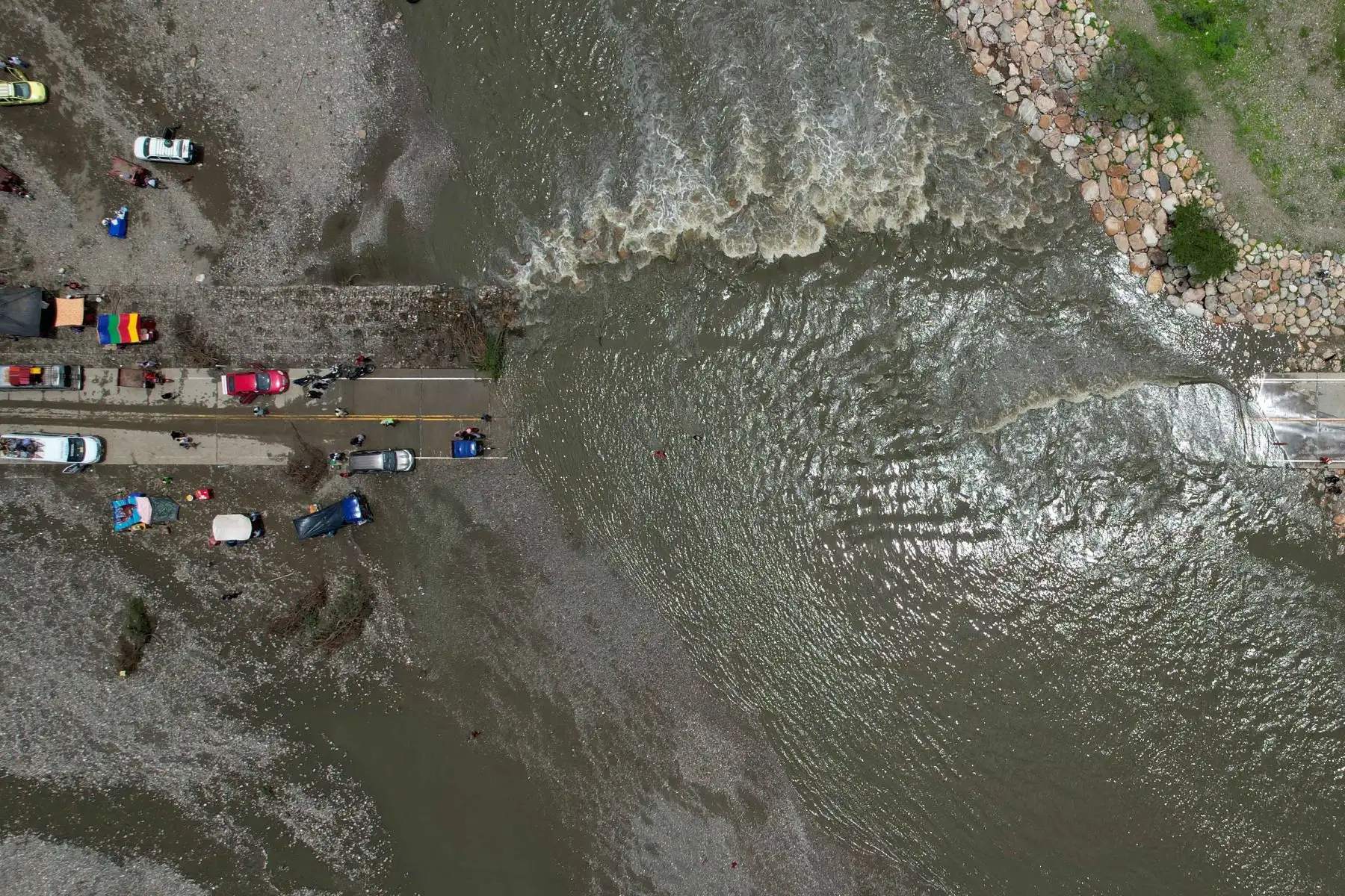 La activación de la Quebrada Río Seco por las lluvias en el distrito de Buenos Aires, provincia de Morropón en la sierra de Piura, ocasiona dificultad a los pobladores que quieren cruzar hacia Canchaque y Huancabamba. Foto: ANDINA/ Ricardo Cuba