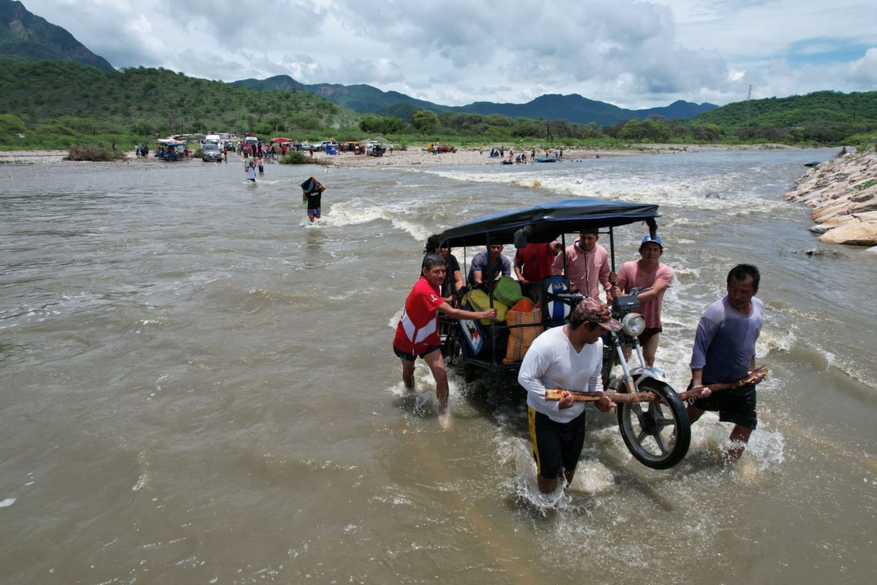 La alerta por lluvias intensas sigue vigente en diversas regiones del país y al menos 1.3 millones de peruanos se encuentran en peligro, advierte el COEN. ANDINA/Ricardo Cuba