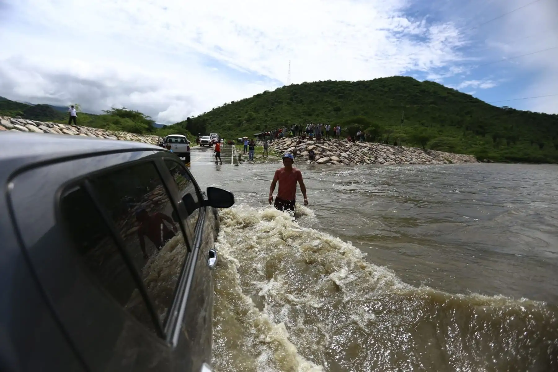 La activación de la Quebrada Río Seco por las lluvias en el distrito de Buenos Aires, provincia de Morropón en la sierra de Piura, ocasiona dificultad a los pobladores que quieren cruzar hacia Canchaque y Huancabamba. Foto: ANDINA/ Ricardo Cuba