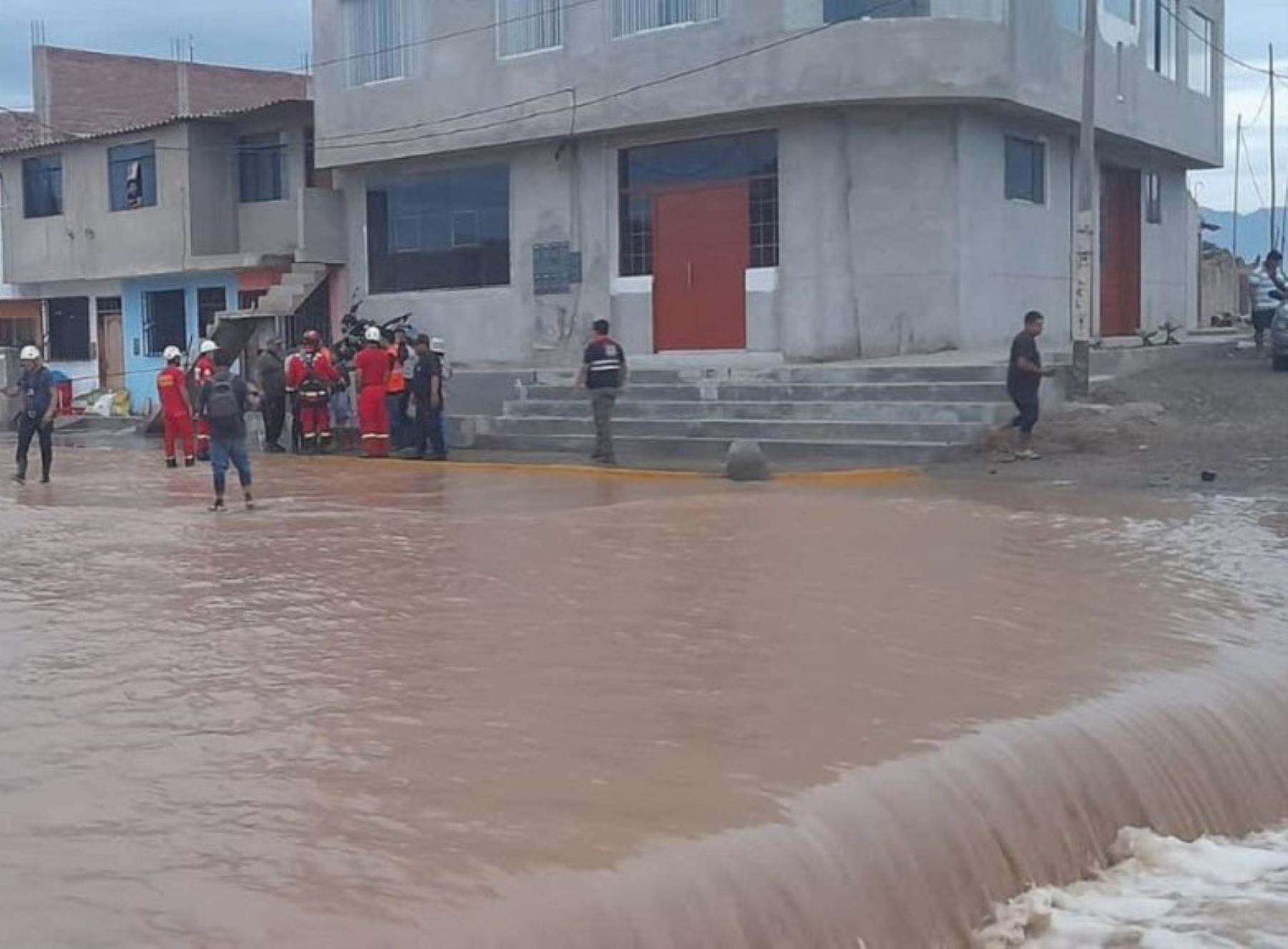 El río Moche se desborda y deja al menos 50 viviendas inundadas en la provincia de Trujillo, región La Libertad. Foto: Luis Puell