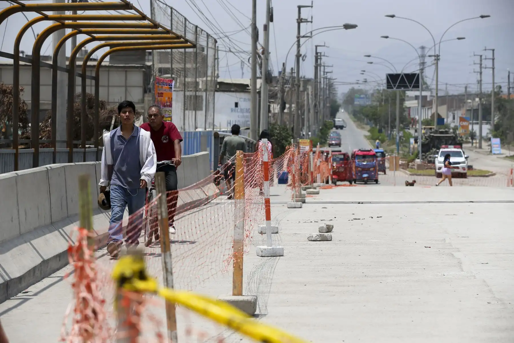 Puente Huaycoloro ha bloqueado el paso de vehículos en general, dejando sólo el tránsito de peatones. Foto: ANDINA/Tatiana Gamarra