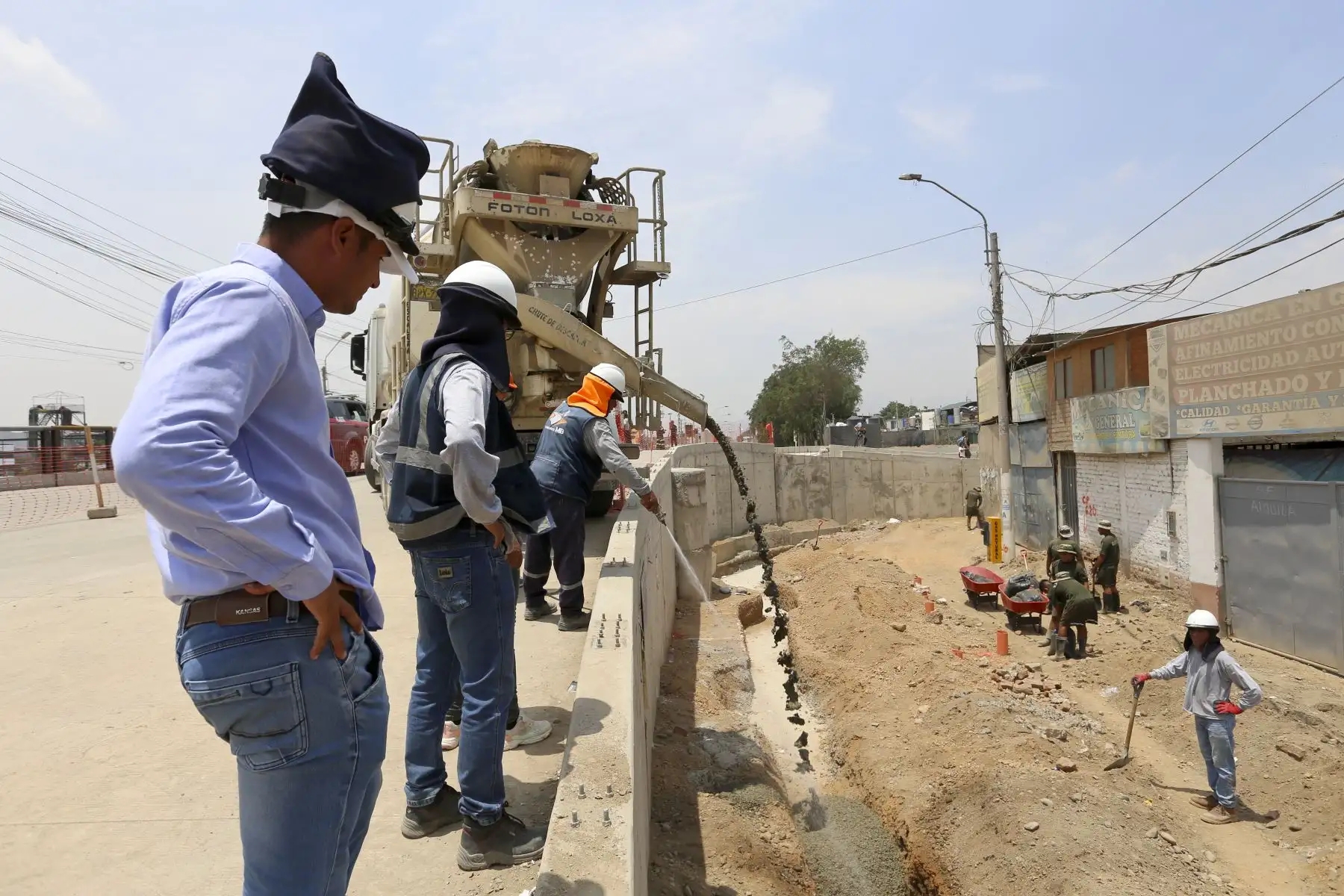 Se finalizan trabajos en la construcción del puente Huaycoloro, como la rampa peatonal. Foto: ANDINA/Tatiana Gamarra