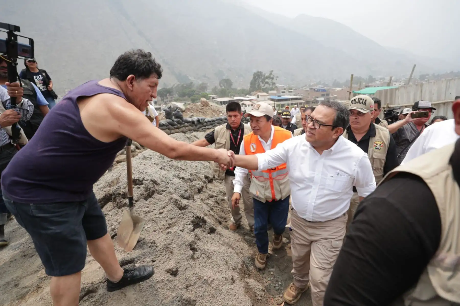 El premier Alberto Otárola recorrió quebradas de Lima y coordinó acciones con autoridades locales, Indeci y vecinos, quienes se preparan ante las intensas lluvias y posible activación de quebradas. Foto: PCM
