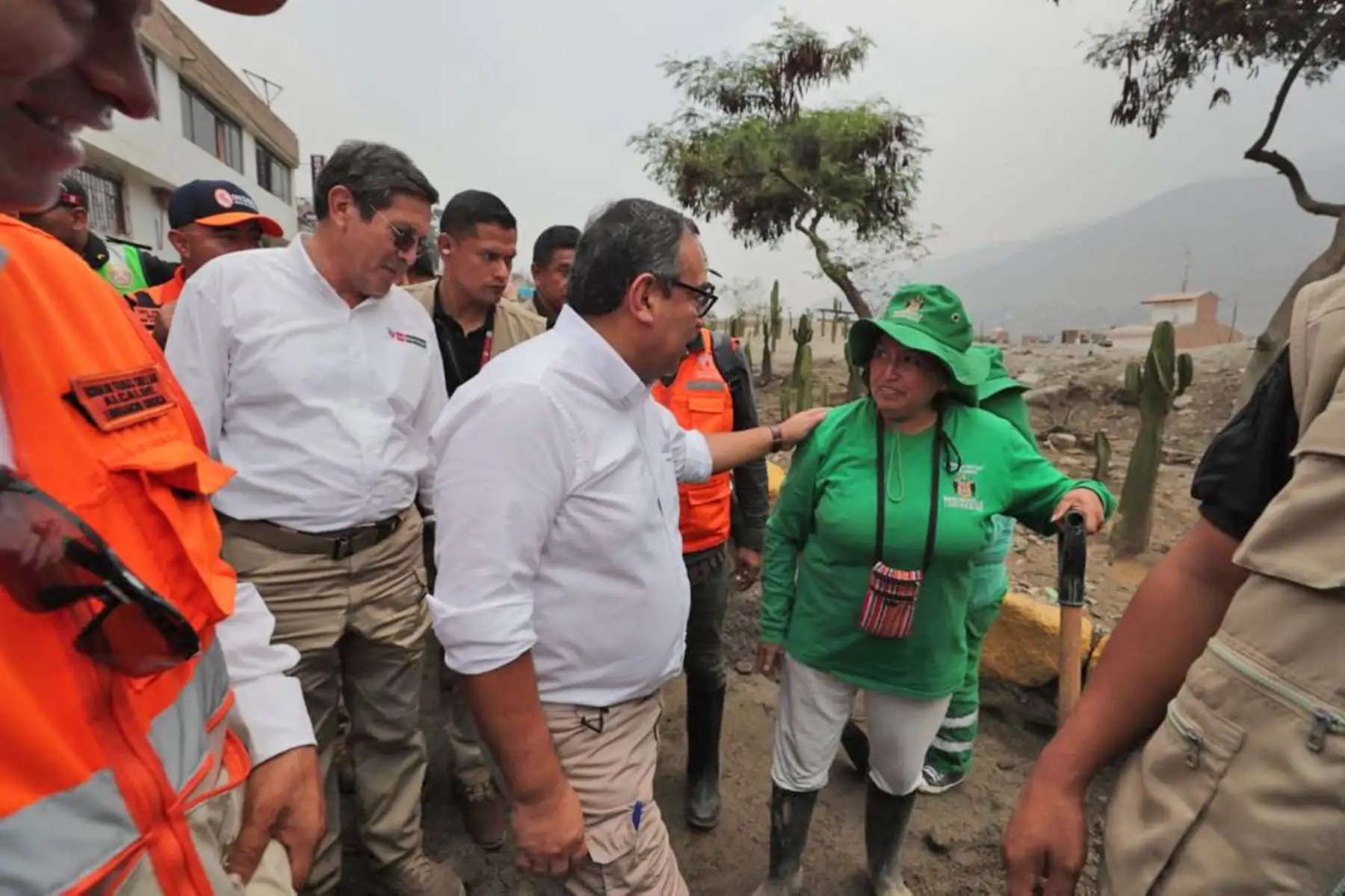 El premier Alberto Otárola recorrió quebradas de Lima y coordinó acciones con autoridades locales, Indeci y vecinos, quienes se preparan ante las intensas lluvias y posible activación de quebradas. Foto: PCM