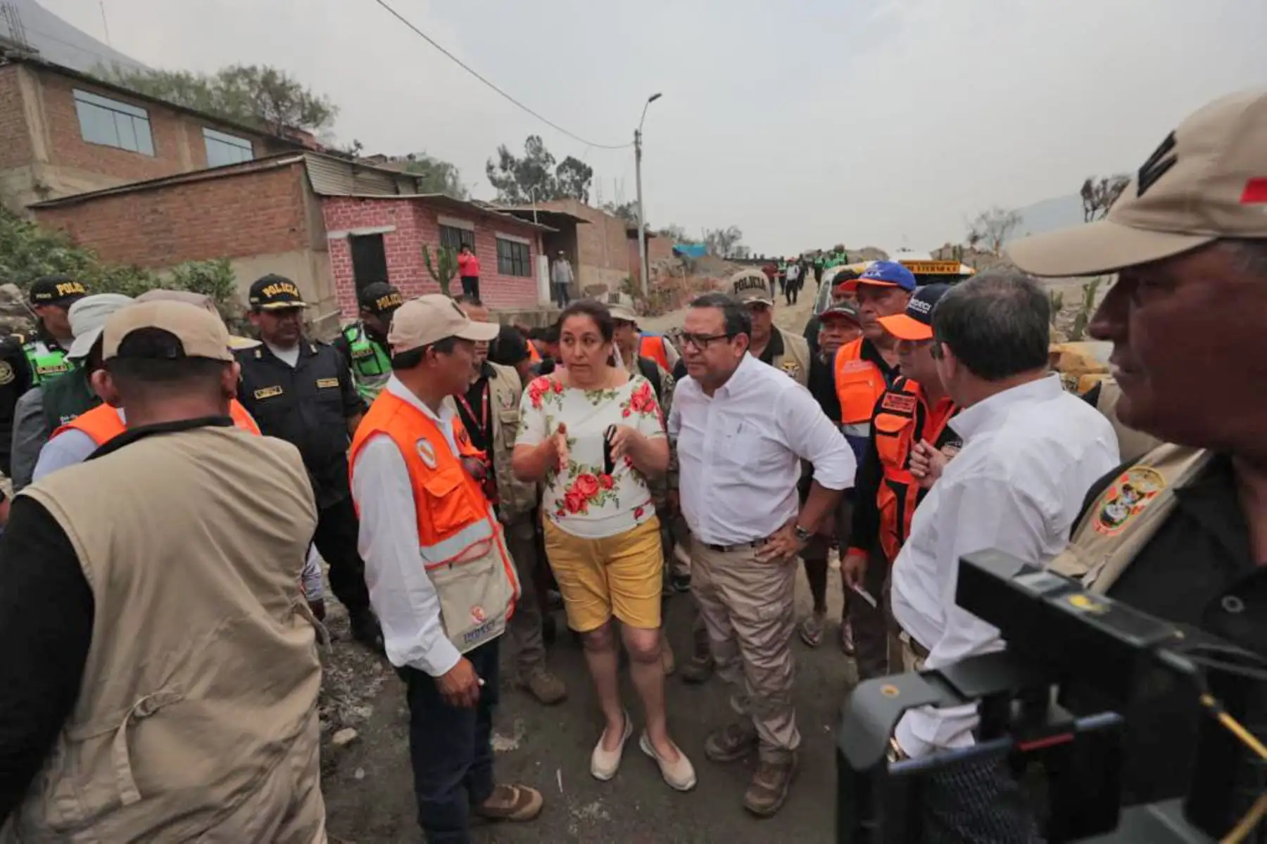 El premier Alberto Otárola recorrió quebradas de Lima y coordinó acciones con autoridades locales, Indeci y vecinos, quienes se preparan ante las intensas lluvias y posible activación de quebradas. Foto: PCM
