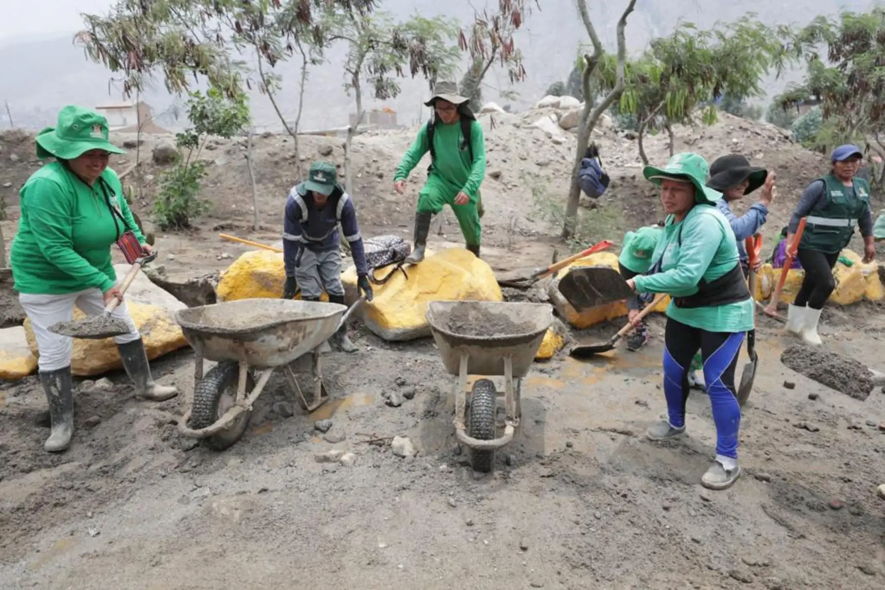 El titular de la PCM y el ministro de Defensa, Jorge Chávez, recorrieron el puente Caracol y las quebradas de Quirio y Mariscal Castilla. Junto con el alcalde de Lurigancho-Chosica constataron las acciones preventivas ante fuertes lluvias. Foto:PCM