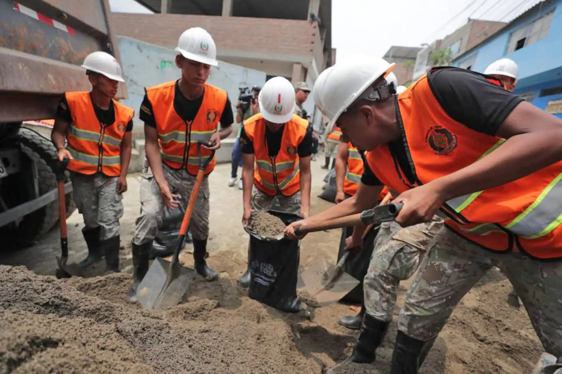 El titular de la PCM y el ministro de Defensa, Jorge Chávez, recorrieron el puente Caracol y las quebradas de Quirio y Mariscal Castilla. Junto con el alcalde de Lurigancho-Chosica constataron las acciones preventivas ante fuertes lluvias. Foto:PCM