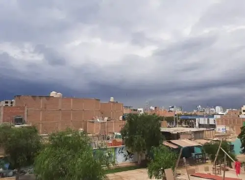Autoridades alertan que Trujillo podría soportar esta tarde o noche una lluvia intensa acompañada de una tormenta eléctrica.