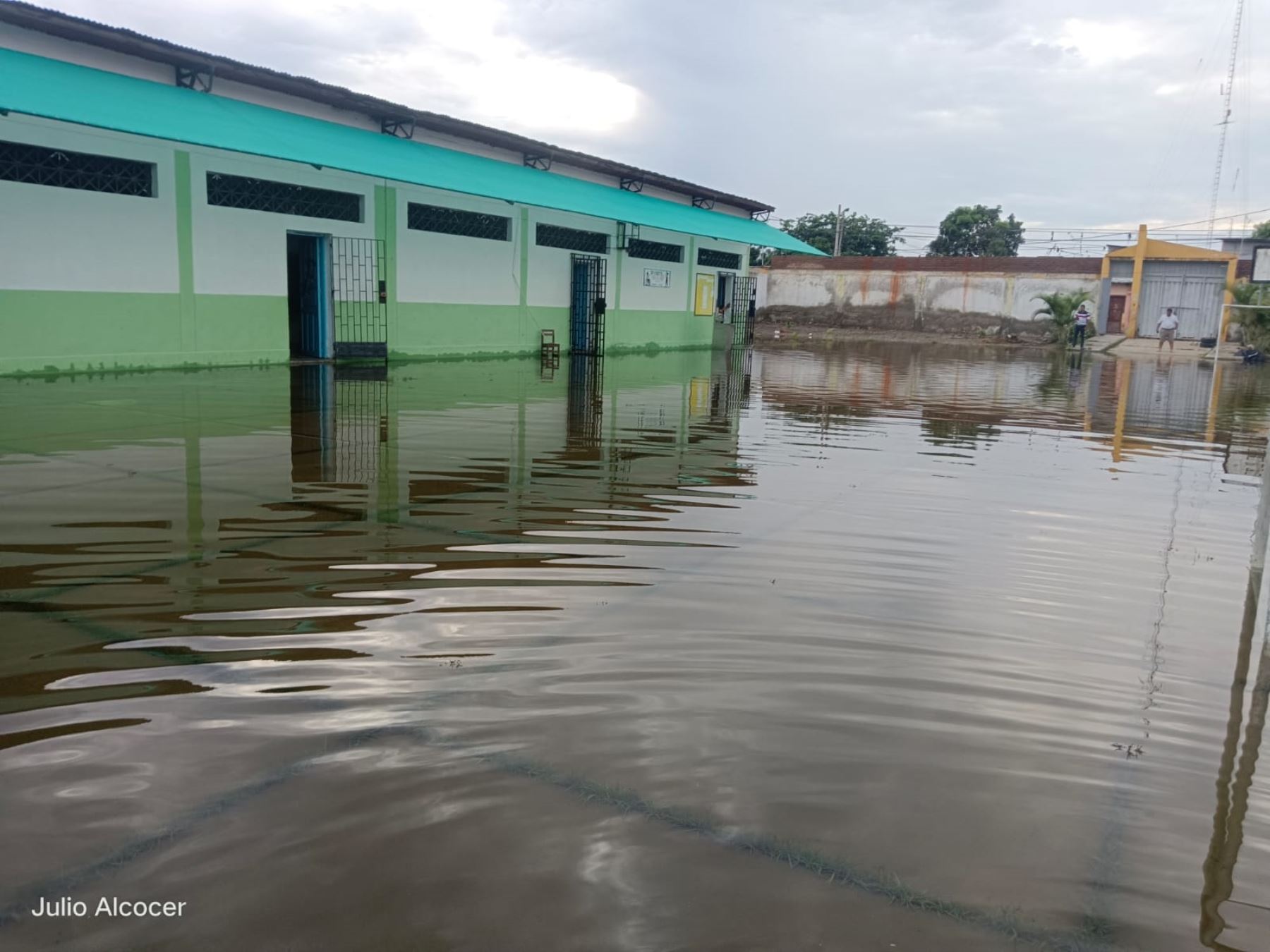 Un gran número de colegios resultó afectado por las lluvias intensas que se registran en diversas regiones del país.