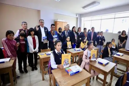 El titular del Minem entregó simbólicamente 1,500 kit escolares a través de la organización CAREC.