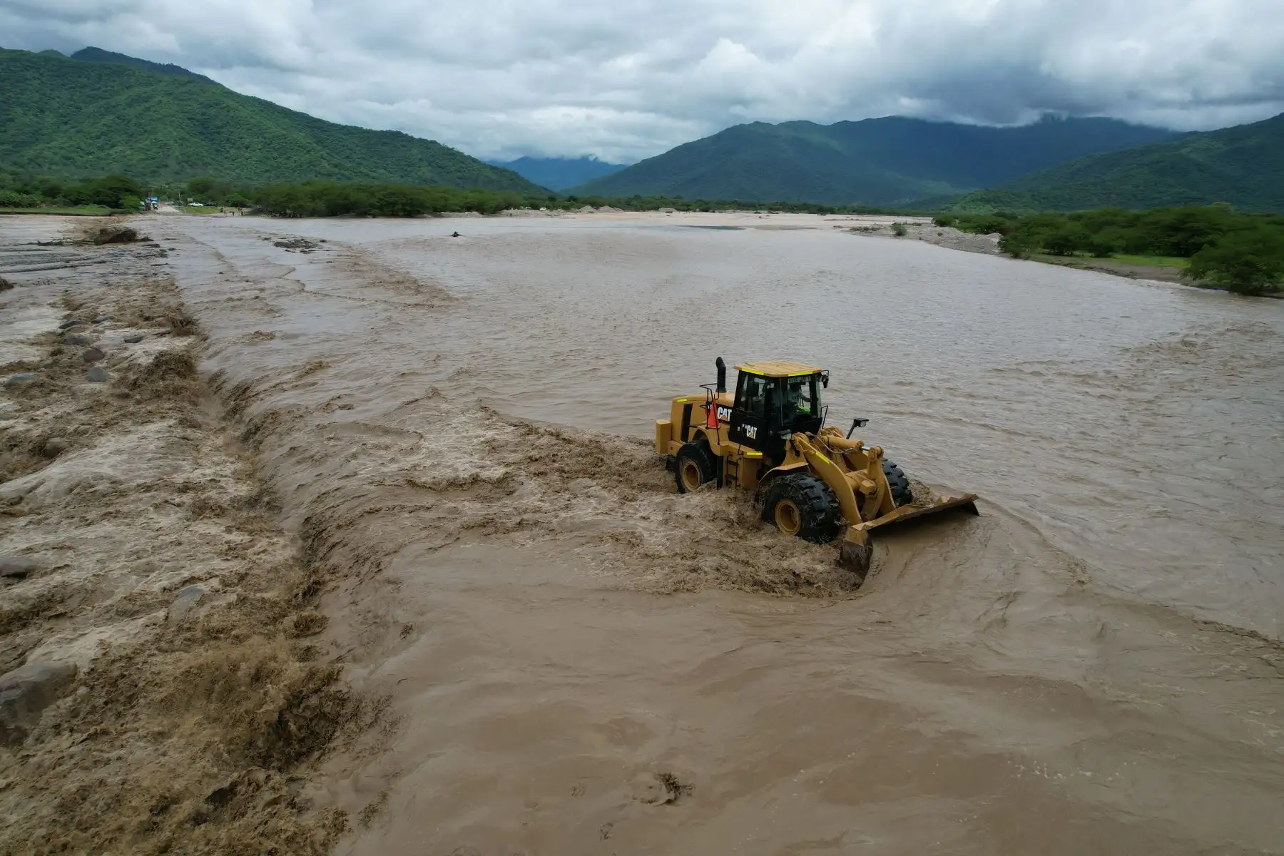 Maquinarias del Estado relizan trabajos en el río Serrán para recuperar la transitabilidad en la Zona.

Foto: ANDINA/Ricardo Cuba
