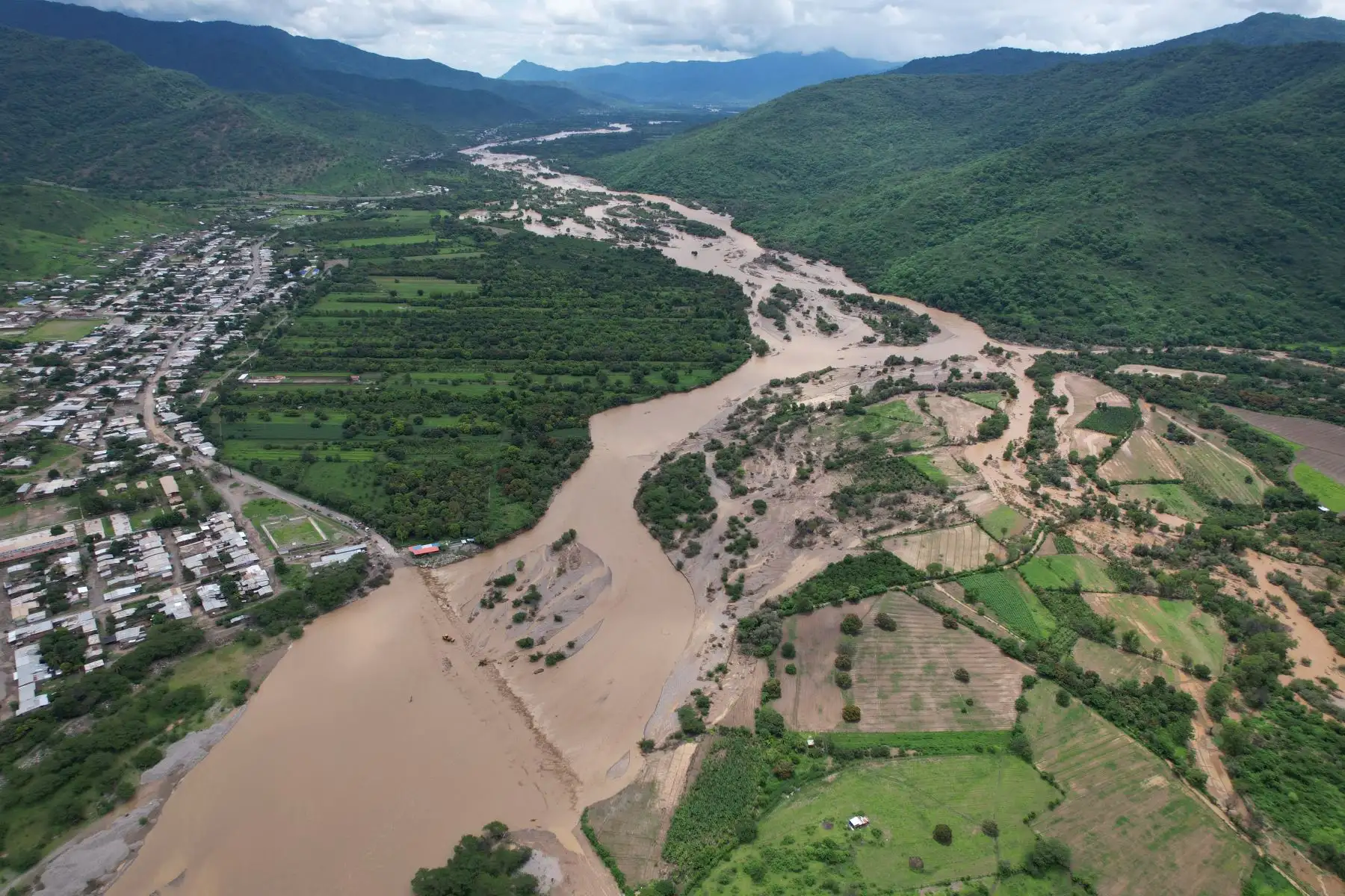 Las constantes lluvias en el norte originaron la crecida de los ríos de la sierra de Piura causando impacto en los cultivos y vías de comunicación como el rio Serrán y en distritos como San Miguel del Faique, Buenos Aires, Malacasí y otros en la provincia de Morropón .

Foto: ANDINA/Ricardo Cuba