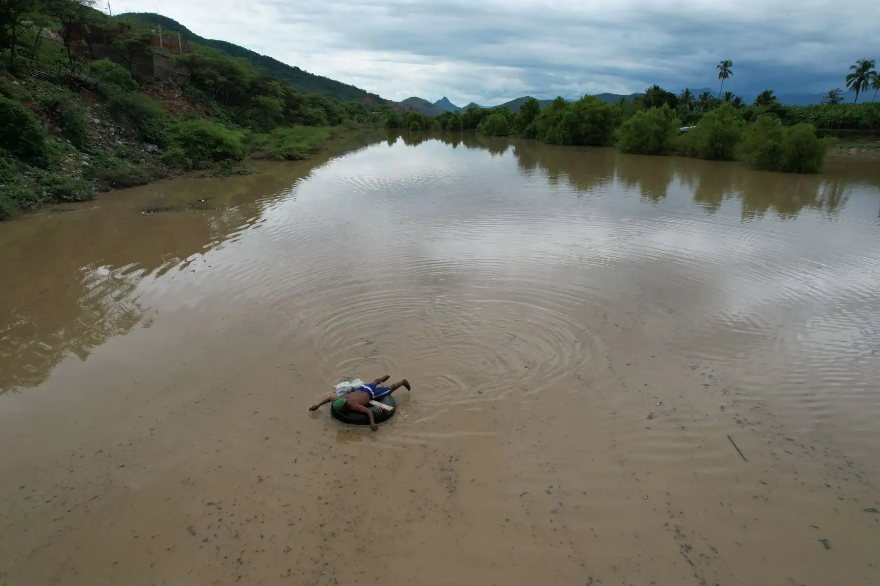 Un hombre descansa sobre una camara de llanta en el río chihuahua, en Morropón, en esta zona es constante cruzar las aguas en estos inflables.

Foto: ANDINA/Ricardo Cuba