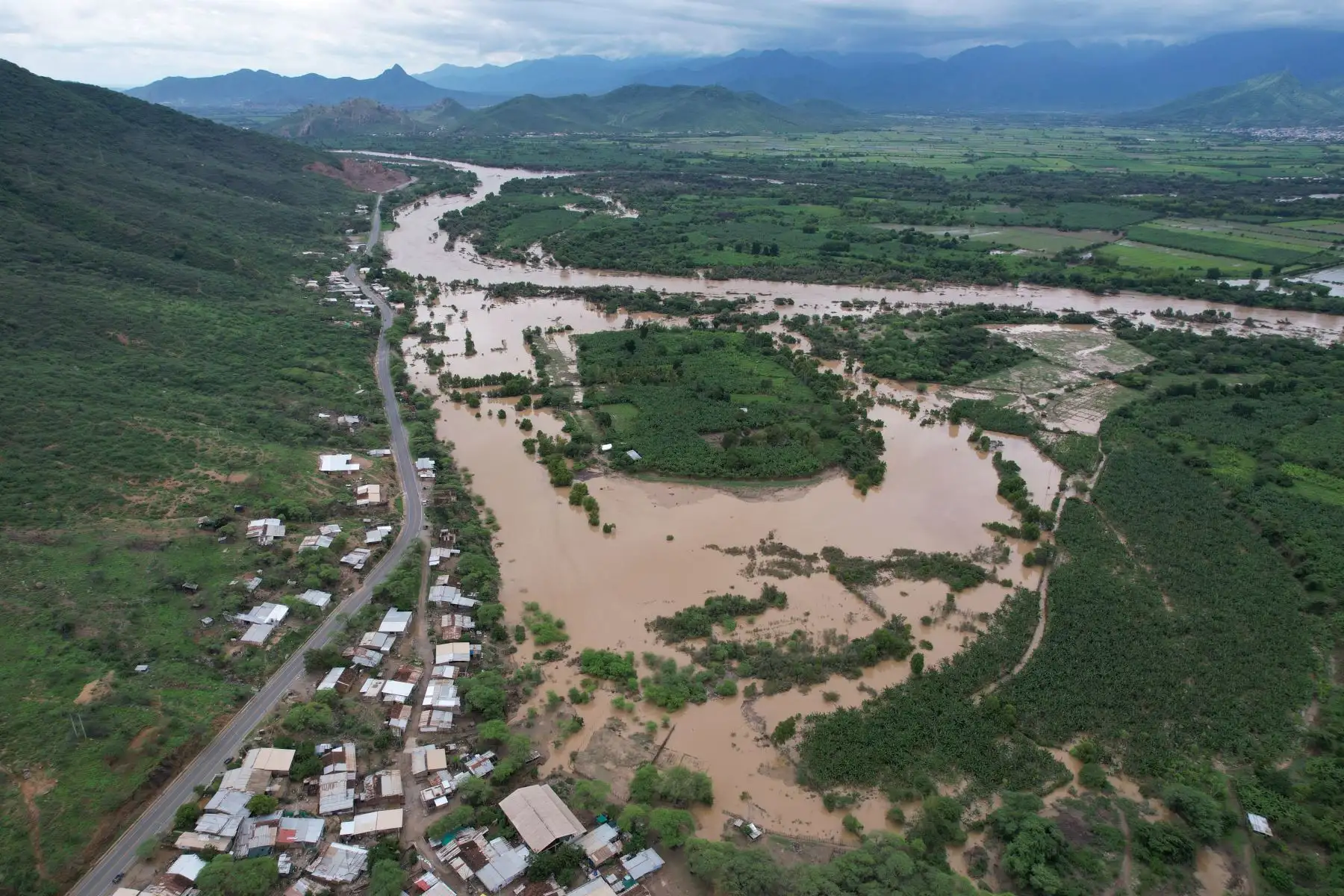 Las constantes lluvias en el norte originaron la crecida de los ríos de la sierra de Piura causando impacto en los cultivos y vías de comunicación como el rio Chihuahua y en distritos como San Miguel del Faique, Buenos Aires, Malacasí y otros en la provincia de Morropón .

Foto: ANDINA/Ricardo Cuba