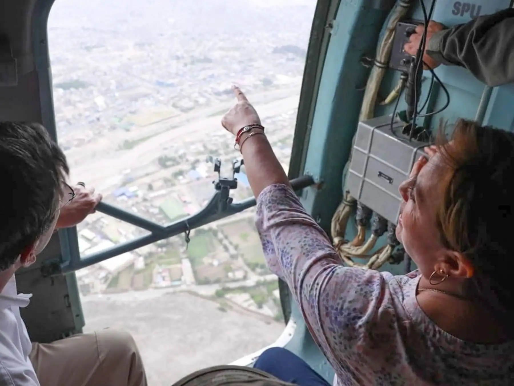 La presidenta Dina Boluarte, acompañada de los titulares del Mindef y del indeci, sobrevoló las zonas afectadas por el incremento del caudal en la quebrada Huaycoloro y otras áreas del cauce del río Rímac. Foto: ANDINA/ Prensa Presidencia