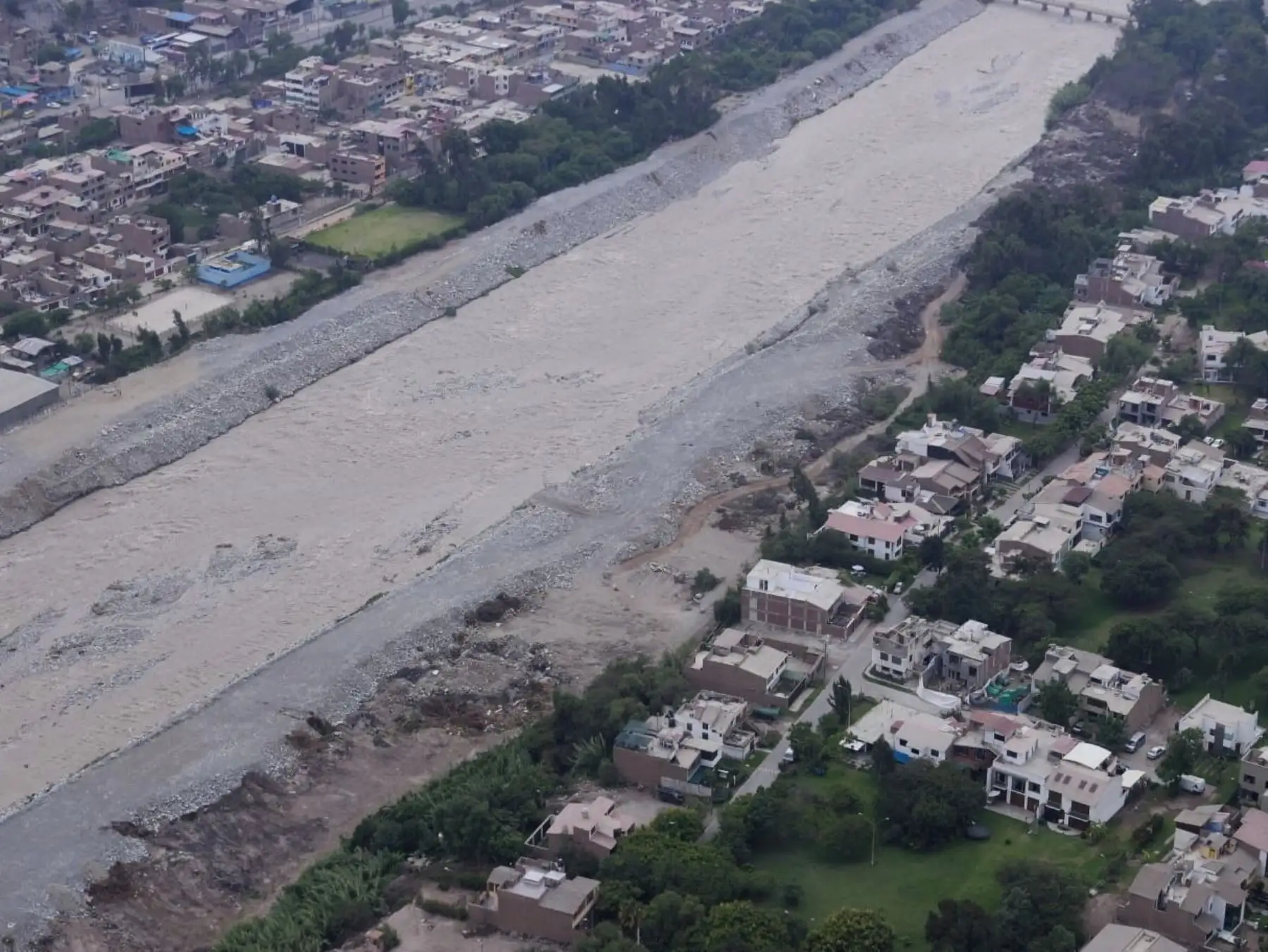 La presidenta Dina Boluarte, acompañada de los titulares del Mindef y del indeci, sobrevoló las zonas afectadas por el incremento del caudal en la quebrada Huaycoloro y otras áreas del cauce del río Rímac. Foto: ANDINA/ Prensa Presidencia