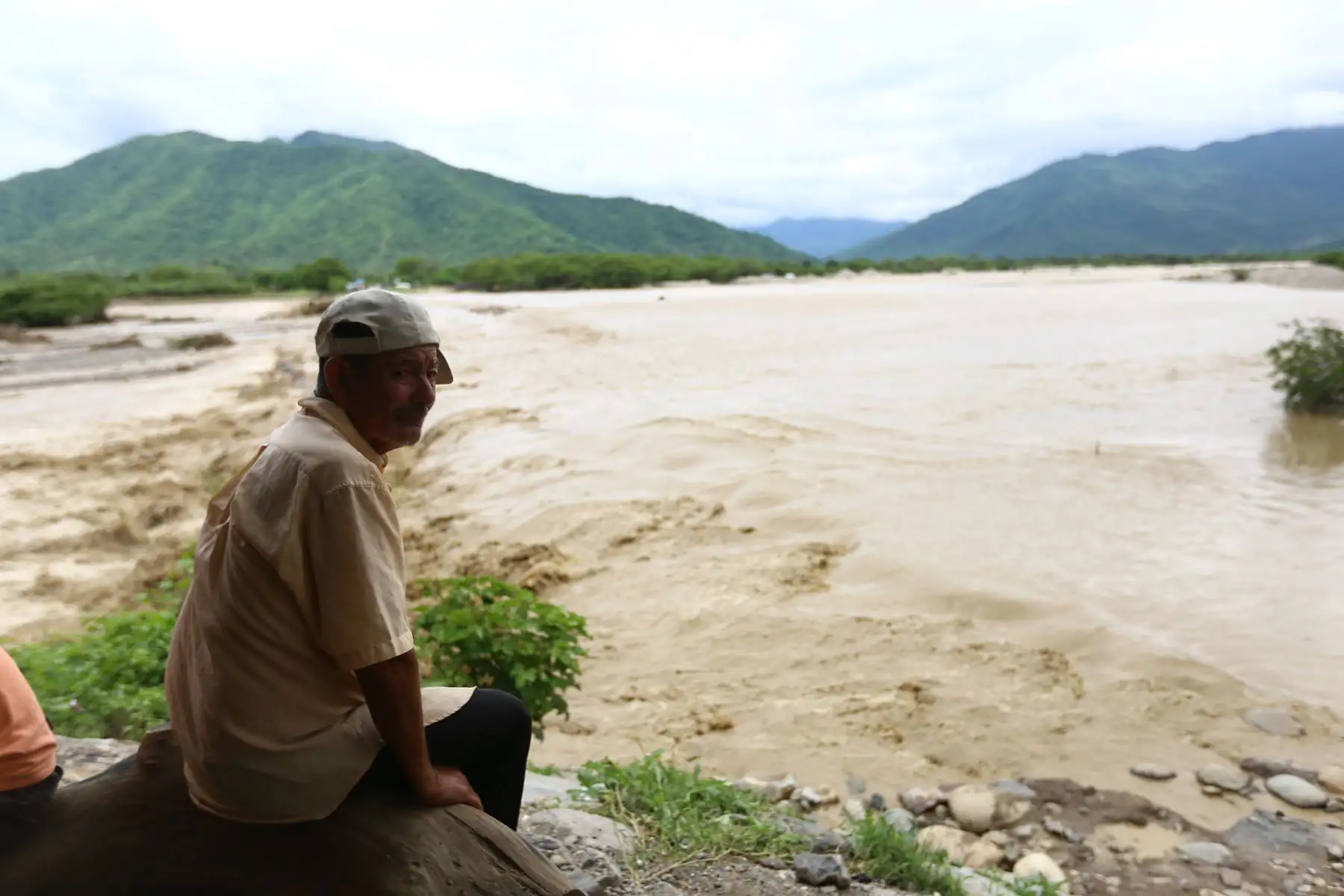 Vecino del centro poblado de Serrán observa la creciente del río del mismo nombre. Desde hace una semana el transito está restringido en la zona 
Foto: ANDINA/Ricardo Cuba
