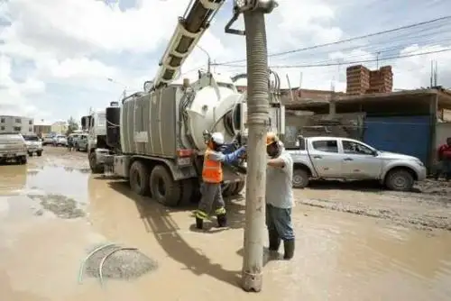 Con hidrojets y motobombas se succiona el agua acumulada en las calles por las intensas lluvias. Foto: MVCS