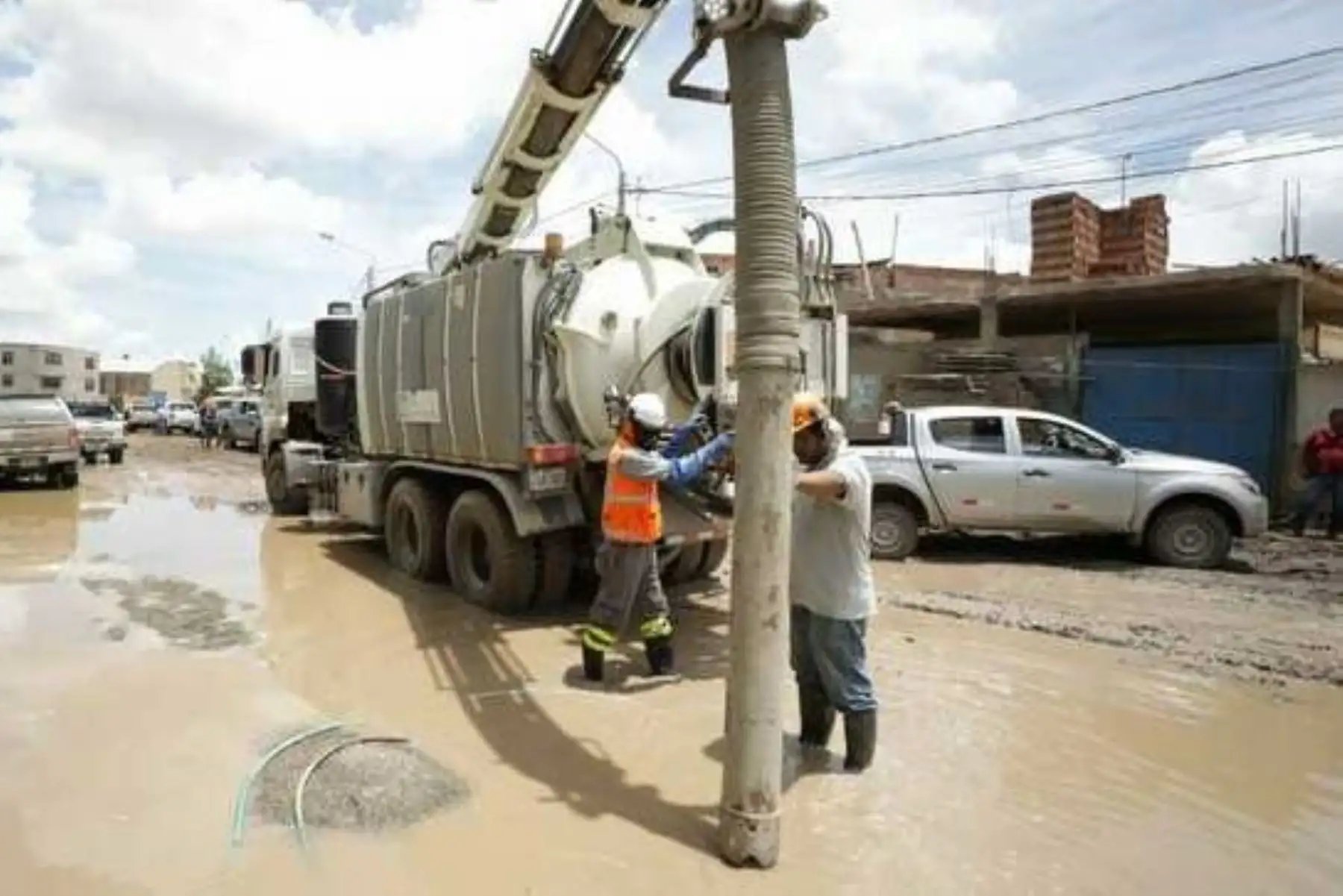 Con hidrojets y motobombas se succiona el agua acumulada en las calles por las intensas lluvias. Foto: MVCS