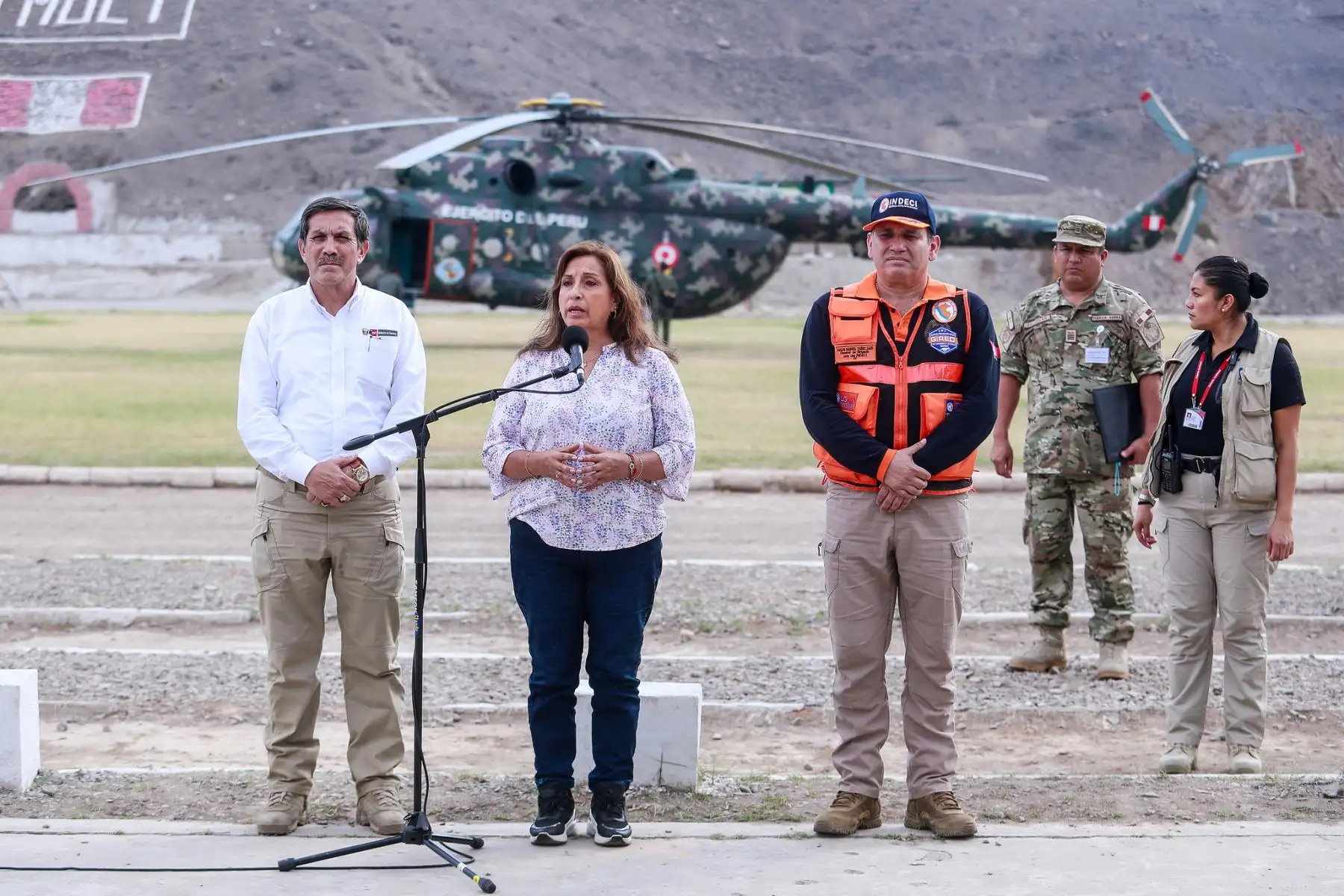 La presidenta Dina Boluarte, acompañada de los titulares del Mindef y del indeci, sobrevoló las zonas afectadas por el incremento del caudal en la quebrada Huaycoloro y otras áreas del cauce del río Rímac. Foto: ANDINA/ Prensa Presidencia