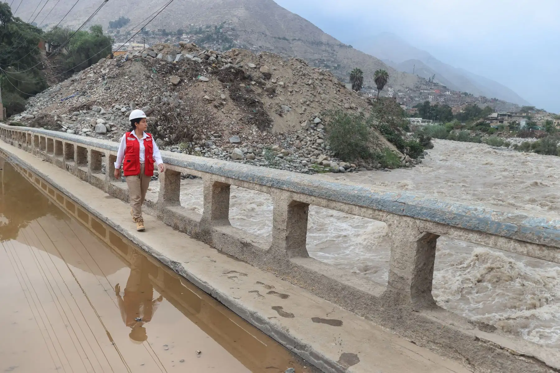La ministra de Transportes y Comunicaciones, Paola Lazarte, se trasladó a los distritos de Chosica y Chaclacayo para inspeccionar el estado de los puentes considerados críticos por el aumento del caudal del río Rímac y coordinar con las autoridades locales las acciones para garantizar la continuidad del tránsito y la seguridad de las personas.
Foto: ANDINA/Andrés Valle