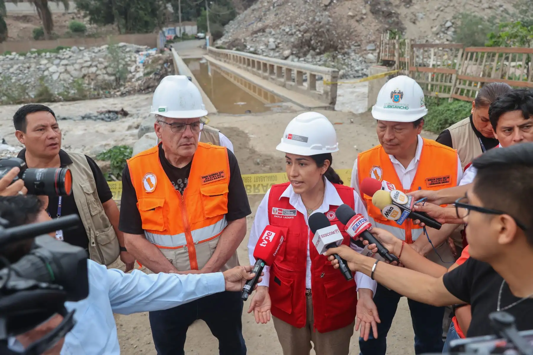 La ministra de Transportes y Comunicaciones, Paola Lazarte, se trasladó a los distritos de Chosica y Chaclacayo para inspeccionar el estado de los puentes considerados críticos por el aumento del caudal del río Rímac y coordinar con las autoridades locales las acciones para garantizar la continuidad del tránsito y la seguridad de las personas.
Foto: ANDINA/Andrés Valle