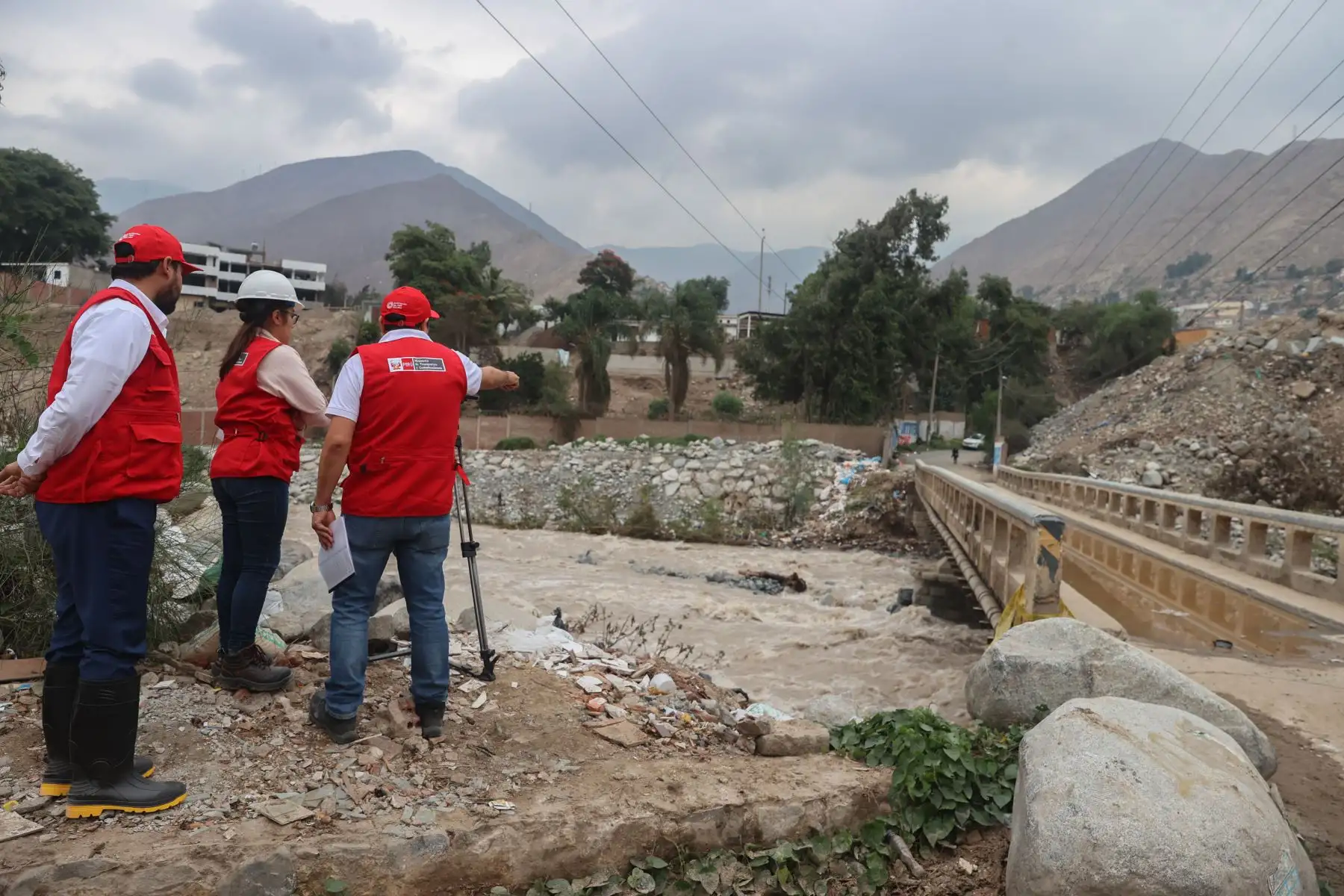 Equipo técnico del MTC supervisa la infraestructura del puente Caracol, con la finalidad de salvaguardar la vida de las personas que utilizan esa vía, se ha restringido el tránsito vehicular ante la crecida de las aguas.
Foto: ANDINA/Andrés Valle