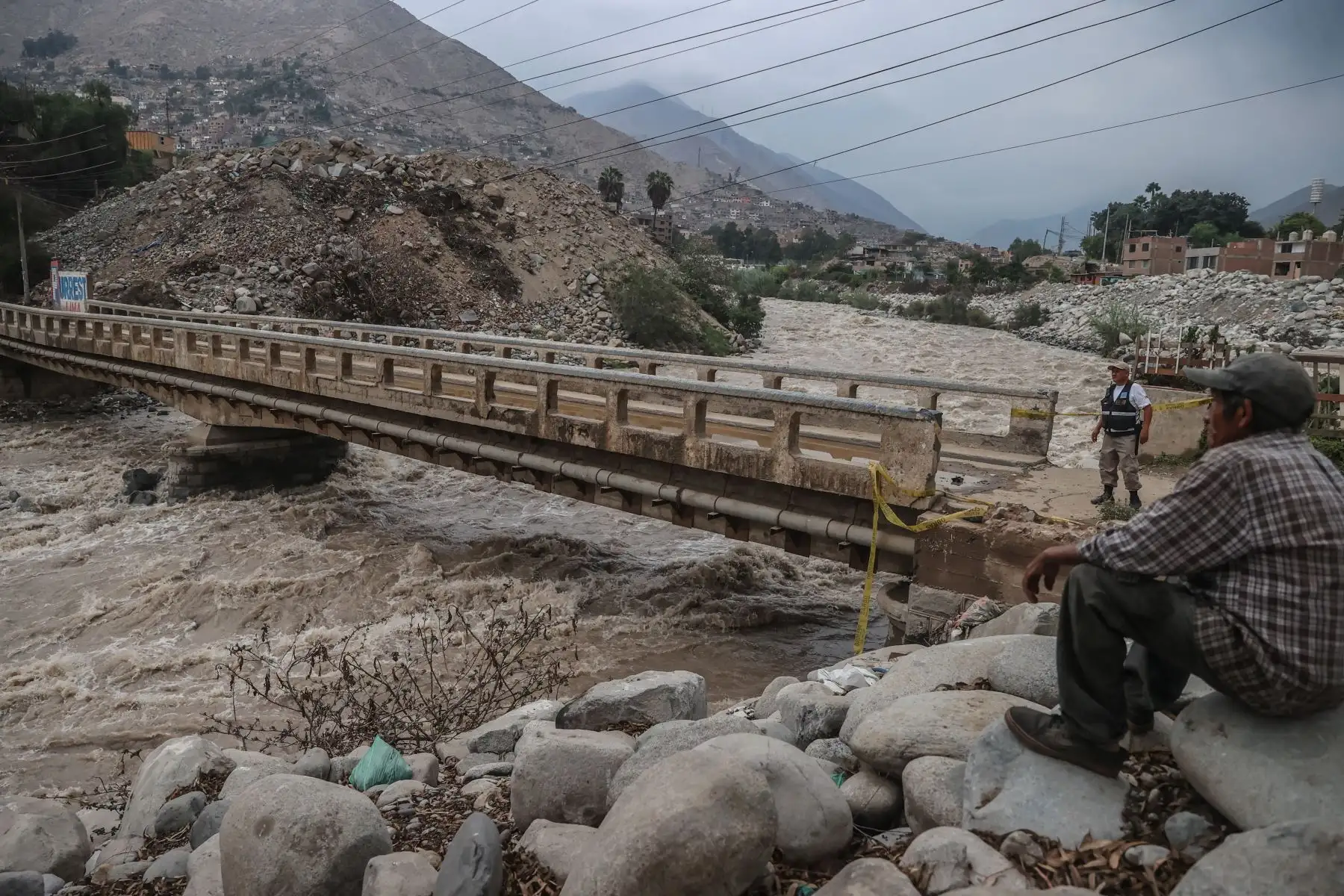 Se ha restringido el tránsito vehicular en el puente Caracol en Chosica, con la finalidad de salvaguardar la vida de las personas que utilizan esa vía ante la crecida de las aguas.
Foto: ANDINA/Andrés Valle