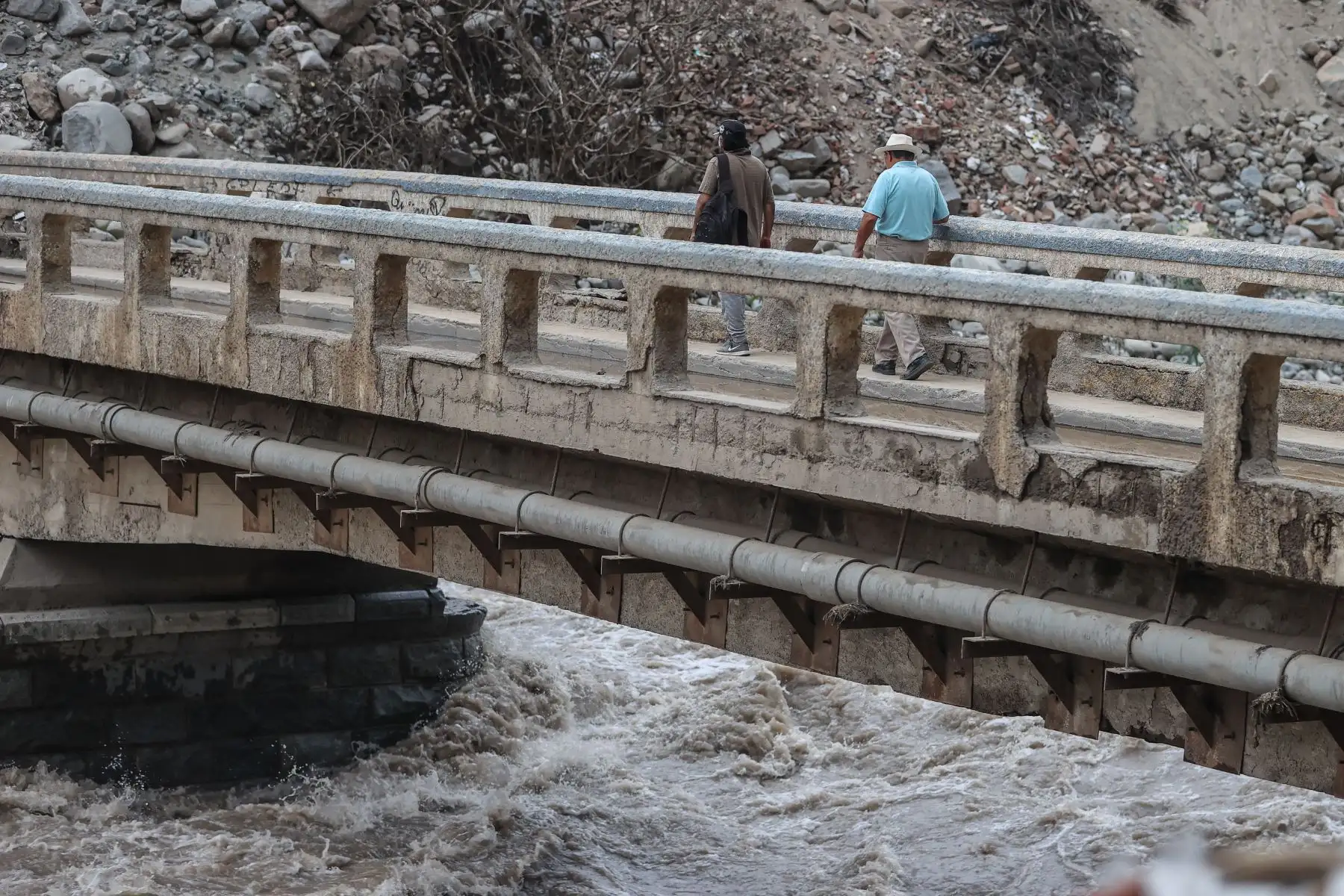 Se ha restringido el tránsito vehicular en el puente Caracol en Chosica, con la finalidad de salvaguardar la vida de las personas que utilizan esa vía ante la crecida de las aguas.
Foto: ANDINA/Andrés Valle