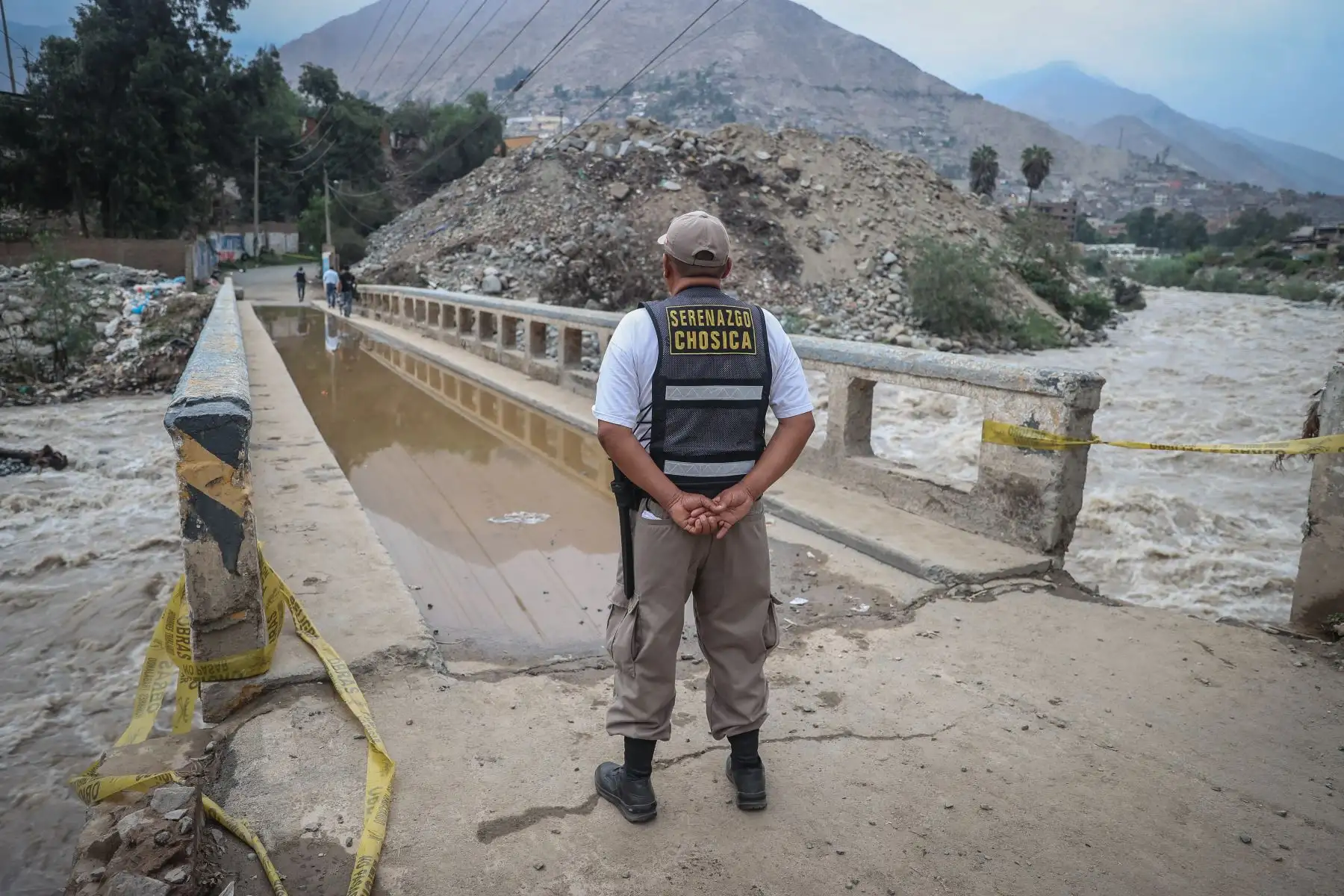 Se ha restringido el tránsito vehicular en el puente Caracol en Chosica, con la finalidad de salvaguardar la vida de las personas que utilizan esa vía ante la crecida de las aguas.
Foto: ANDINA/Andrés Valle