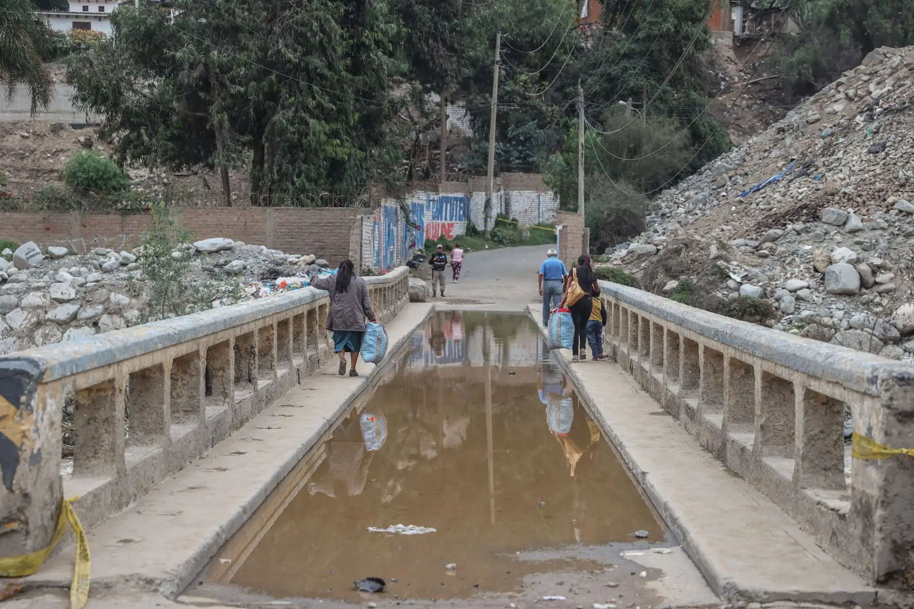 Se ha restringido el tránsito vehicular en el puente Caracol en Chosica, con la finalidad de salvaguardar la vida de las personas que utilizan esa vía ante la crecida de las aguas.
Foto: ANDINA/Andrés Valle