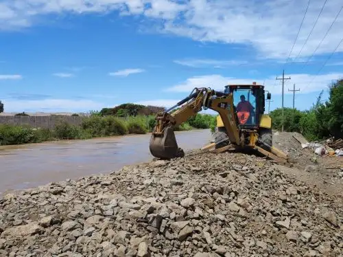 Se realizan obras de reforzamiento de defensas ribereñas ante el incremento del caudal del río Huarmey, en Áncash. Foto: ANDINA/Daniel Bracamonte