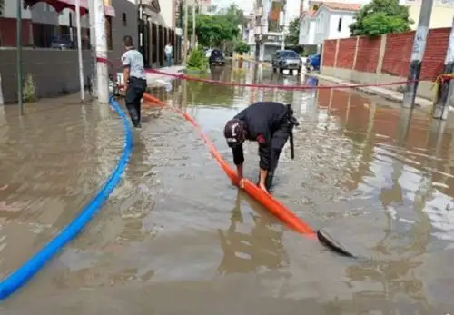 Efectivos policiales de Lambayeque se trasladaron hasta el distrito de Túcume para brindar atención a los damnificados por las lluvias intensas. Foto: ANDINA/difusión.