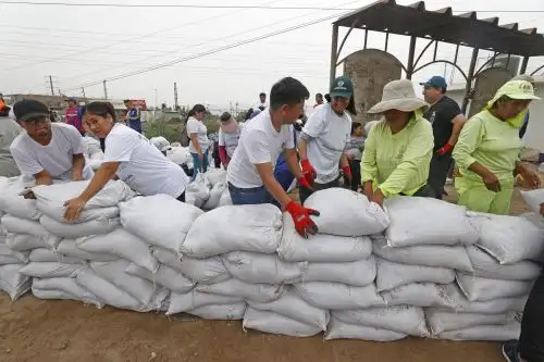 Pobladores de SJL y Chosica se preparan ante posible desborde del río Huaycoloro. ANDINA/Vidal Tarqui