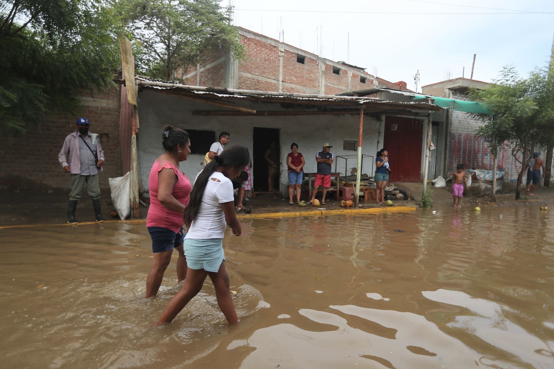 La población afectada por los desastres naturales, como las ocurridas en Piura, está expuesta a enfermedades por ello es importante recibir las vacunas. ANDINA/Ricardo Cuba