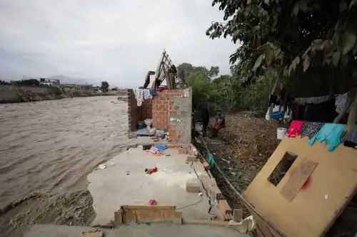 Son muchas las poblaciones en diversas partes del país que están padeciendo los enormes daños que causan los desbordes de ríos, activación de quebradas y huaicos generados por las intensas lluvias. Y estas personas damnificadas tienen algo en común: haberse asentado en las riberas y lechos de ríos cuyo caudal aumentó desmesuradamente hasta desbordarse, y en el cauce de quebradas que se activaron con las precipitaciones pluviales. ANDINA/Difusión