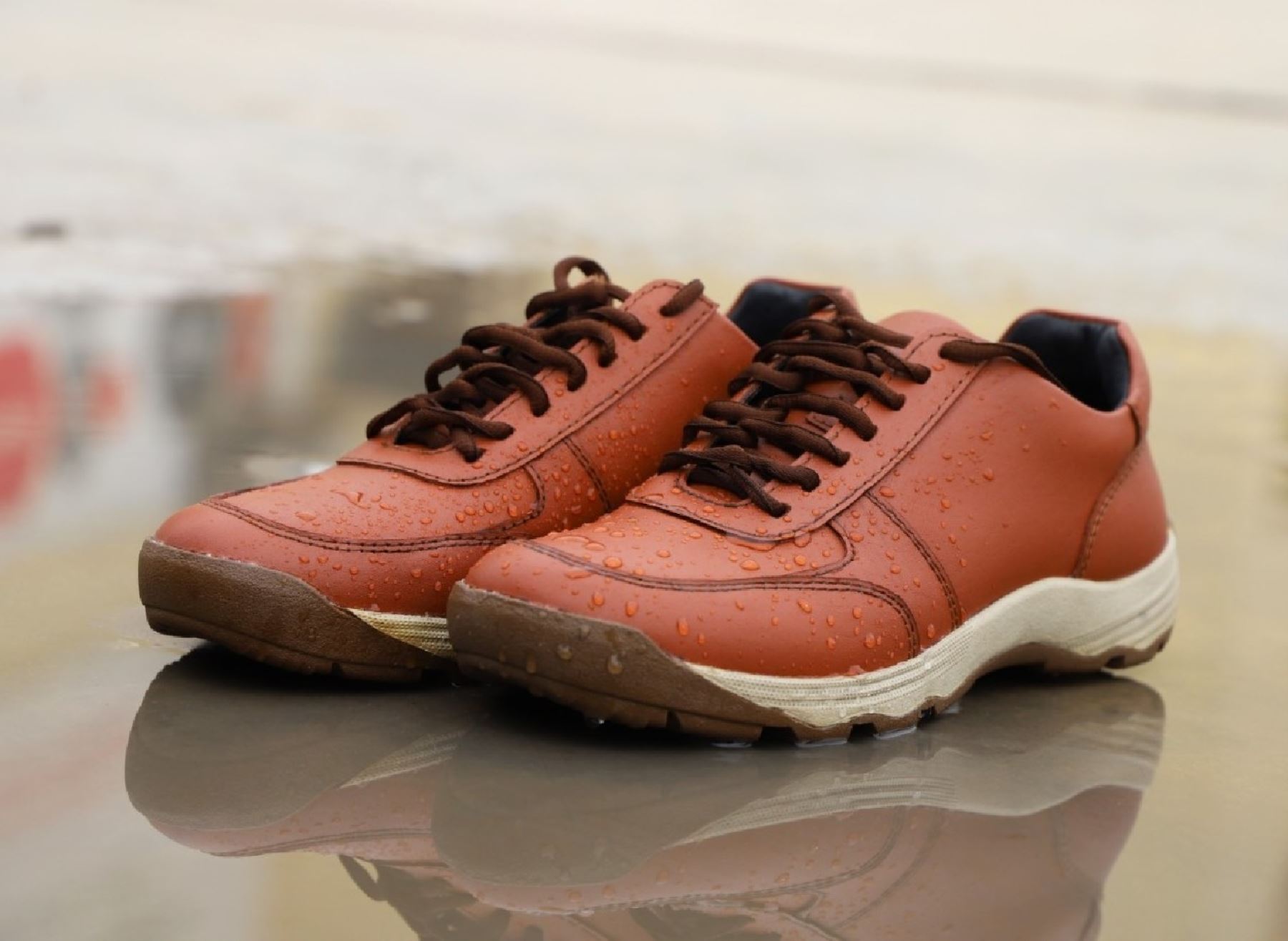 Empresario trujillano elabora innovador calzado impermeable para protegerse de las lluvias que ahora se registran en la región La Libertad. ANDINA/Difusión